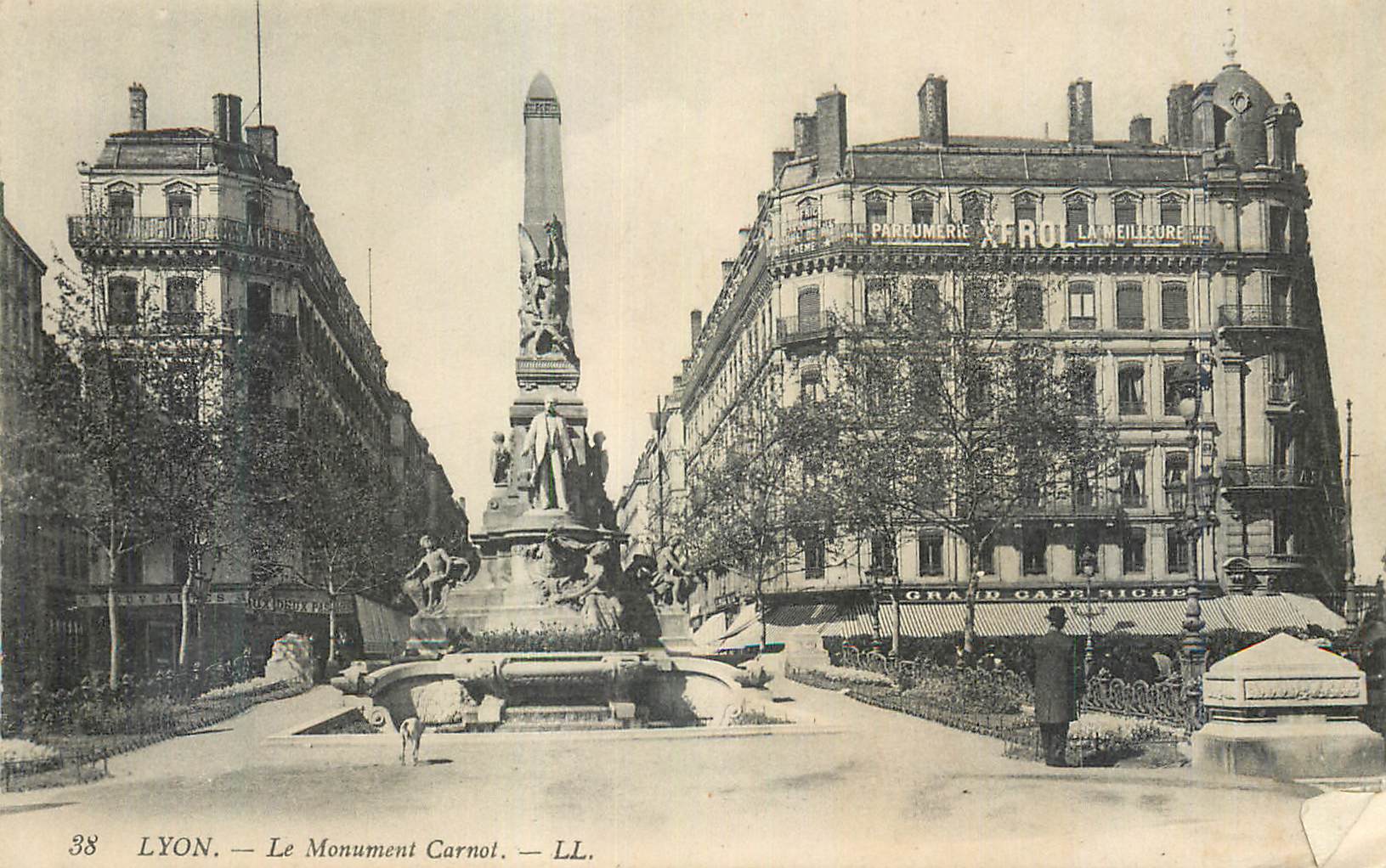 CPA Lyon Le Monument Carnot