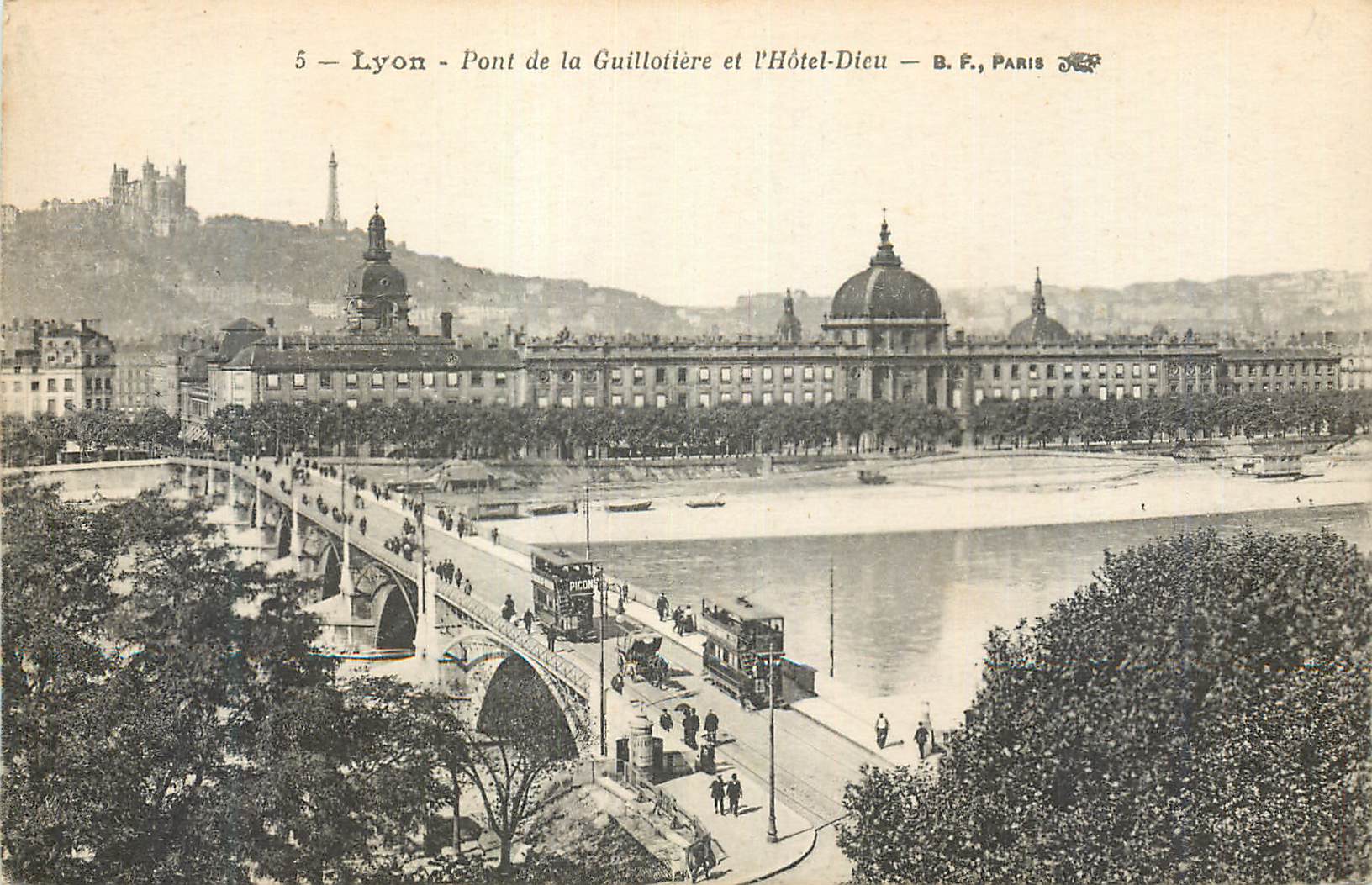 CPA Lyon Pont de la Guillotiere et l'Hotel Dieu Tramway