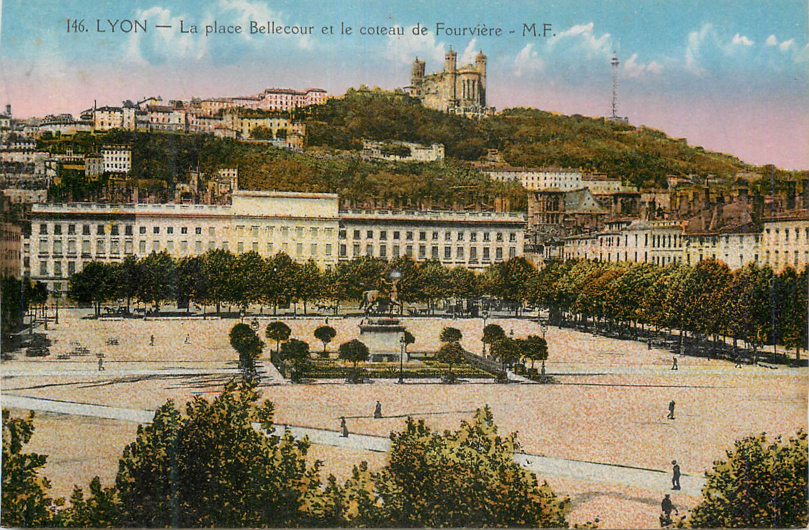 CPA Lyon La Place Bellecour et le Coteau de Fourviere