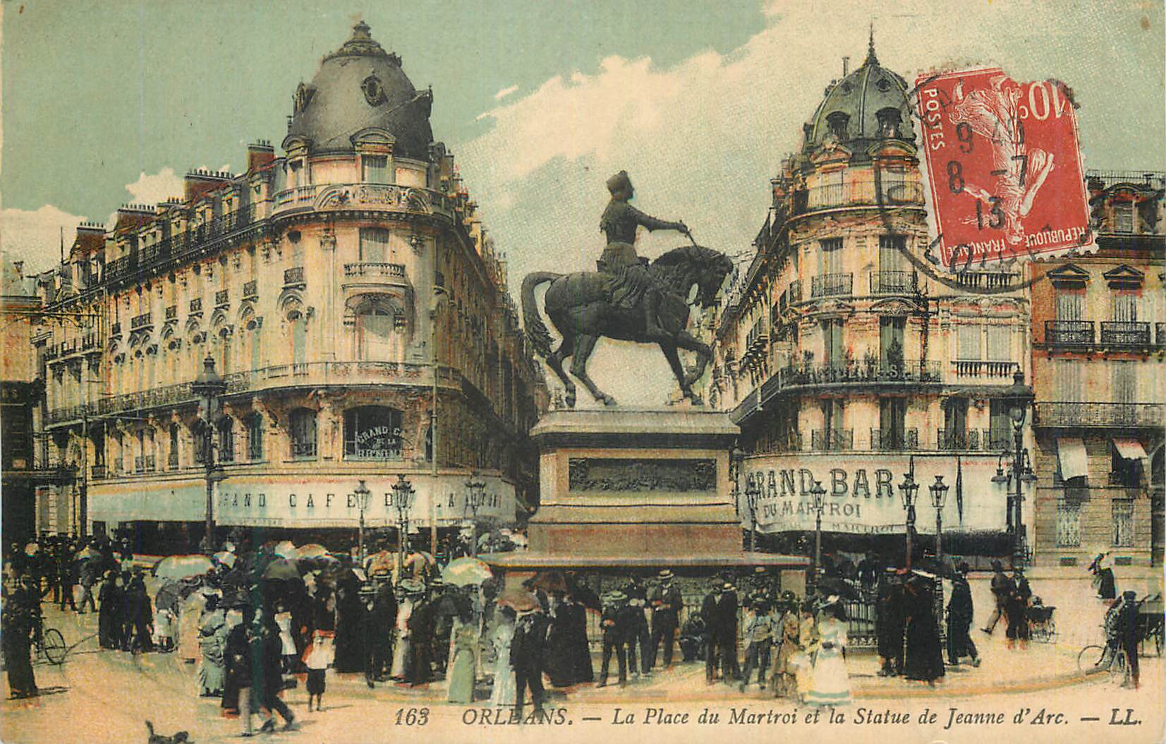 CPA Orleans La Place du Martroi et la Statue de Jeanne d'Arc