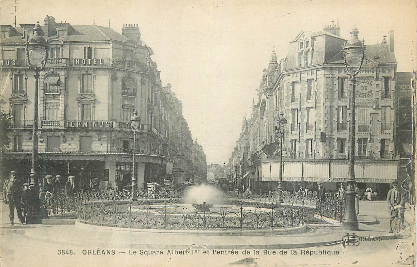 CPA Orleans Le Square Albert Ier et l'Entree de la Rue de la Republique