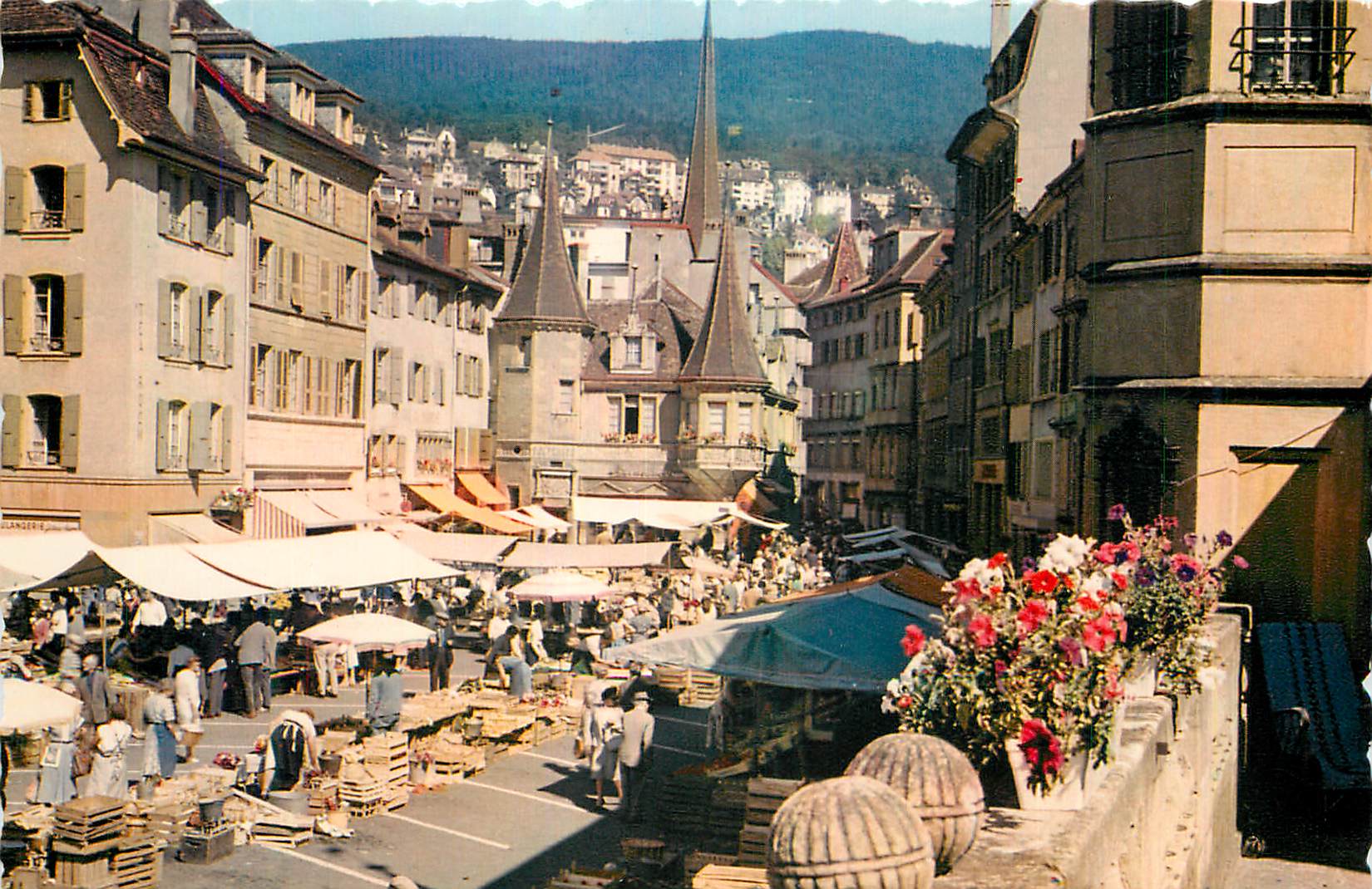 CPM Neuchatel La Place et la Maison des Halles un Jour de Marche