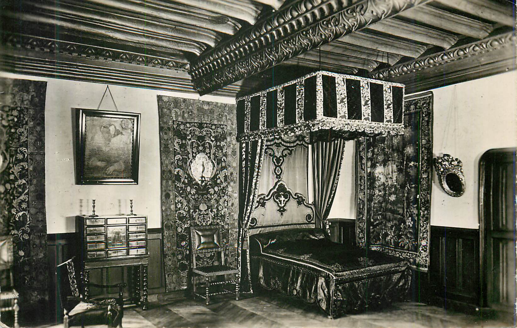 Chambre à lit à baldaquin — intérieur richement décoré — éditeur inconnu
