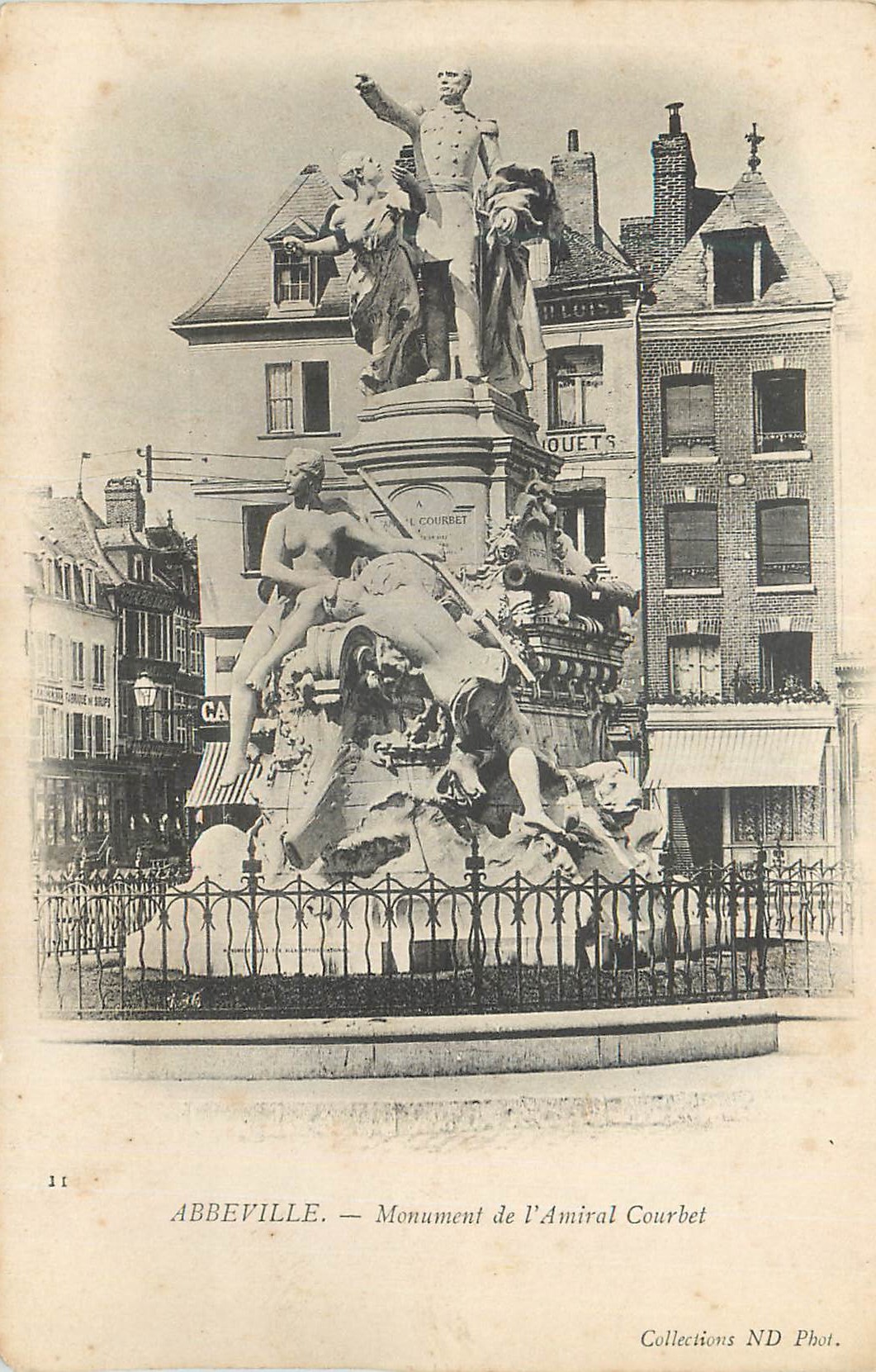 CPA Abbeville Monument de l'Amiral Courbot