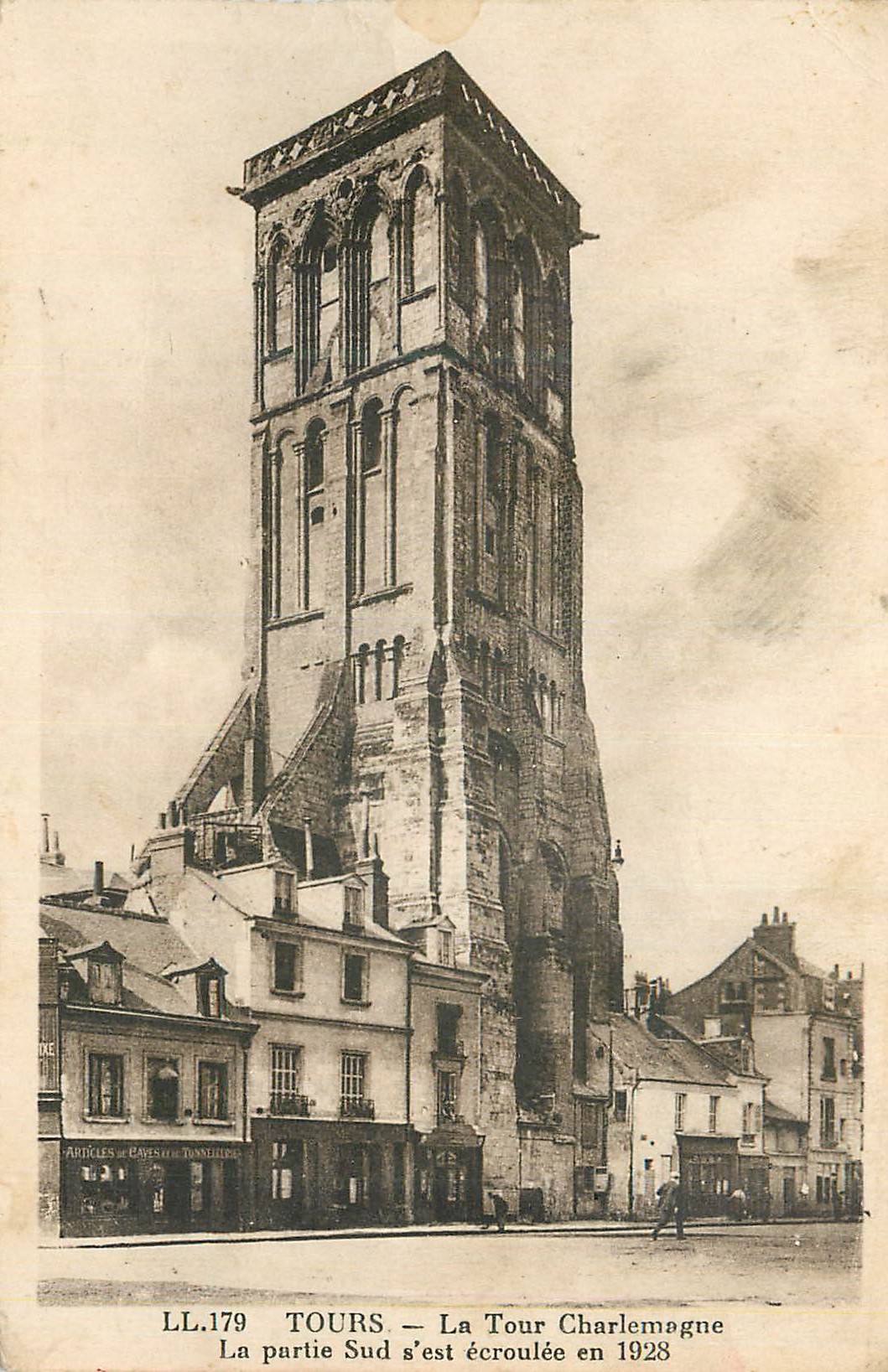 CPA Tours La Tour Charlemagne La Partie Sud s'est Ecroulee en 1928