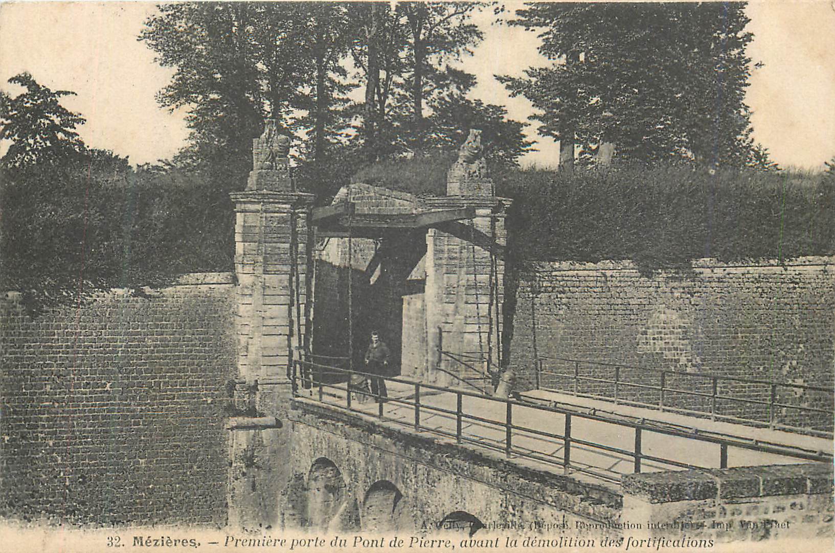 Mézières — Première porte du Pont de Pierre, avant la démolition des fortifications