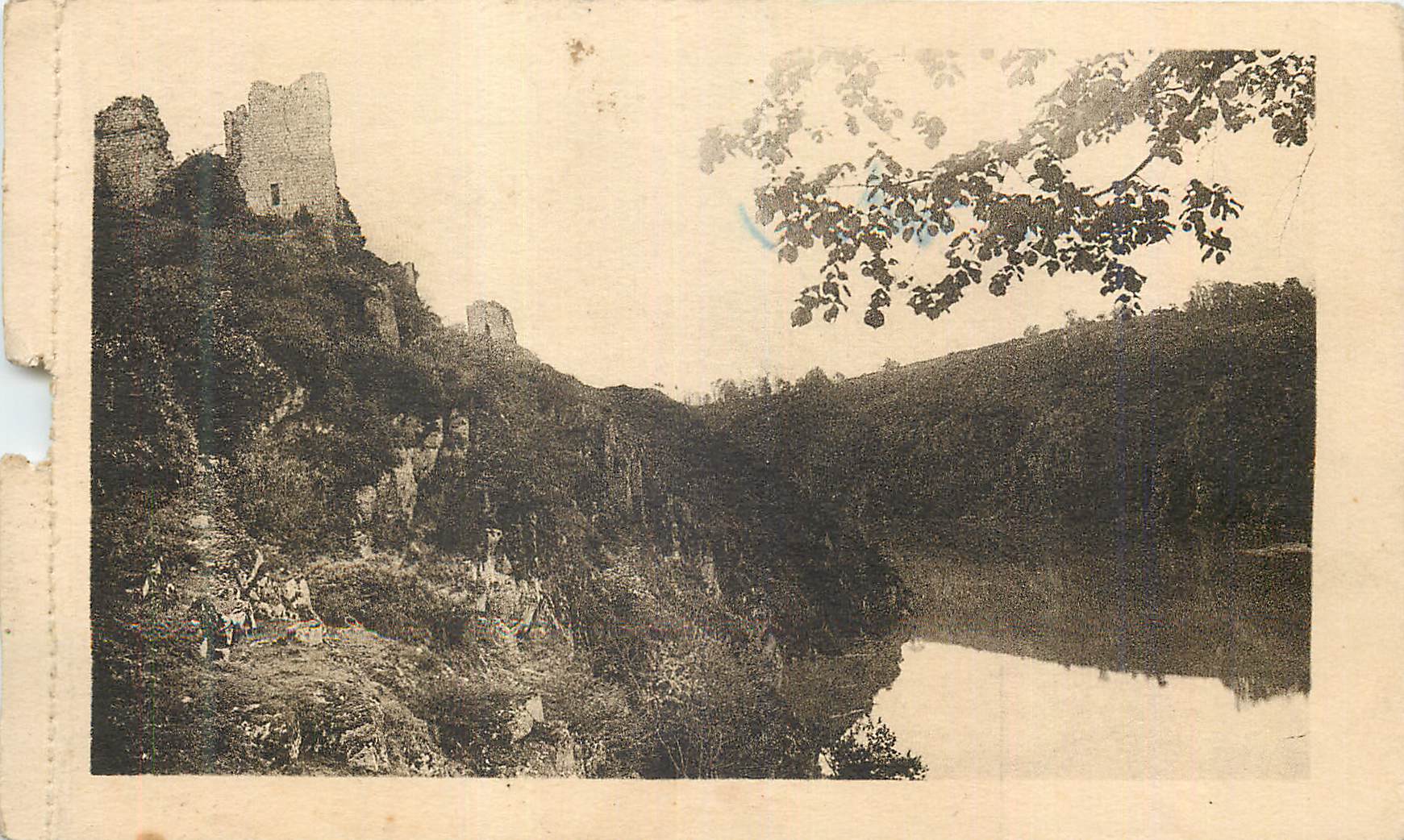 Château de la Roche — ruines sur falaise au bord d'un lac — éditeur non identifié