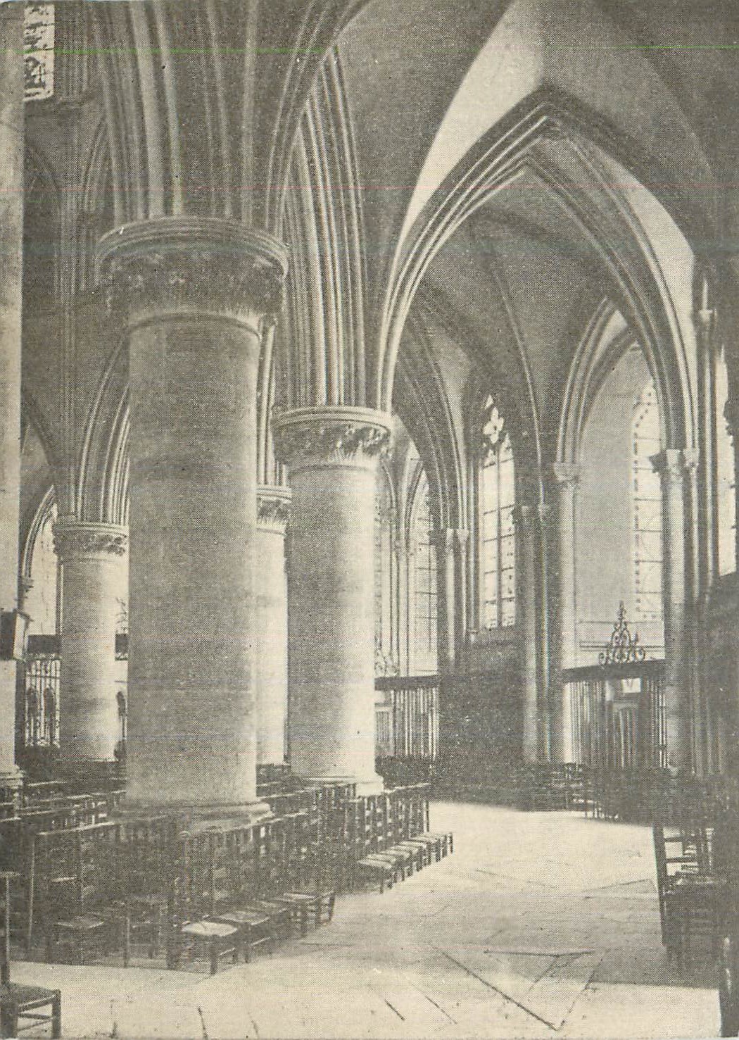 Intérieur de l'église — vue des voûtes et colonnes — éditeur non visible
