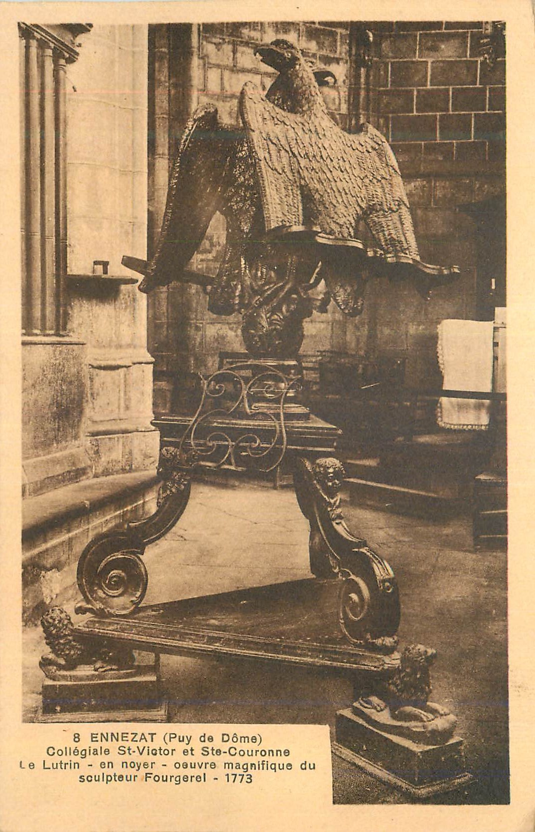 Collégiale Saint-Victor et Sainte-Couronne — Le lutrin en noyer sculpté par Fourgerel — 1773