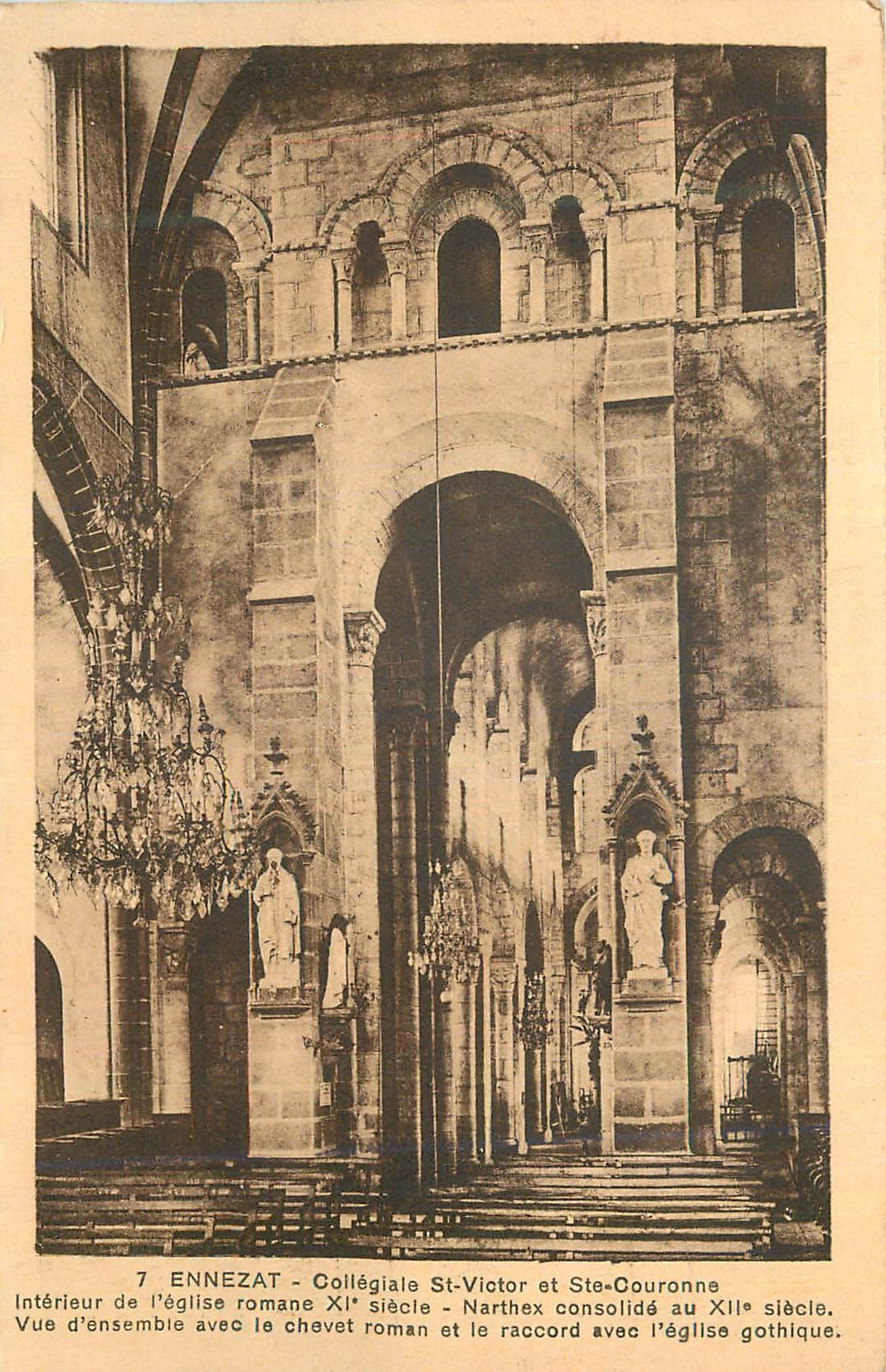 Ennezat — Intérieur de l'église romane XIe siècle avec chevet roman et narthex consolidé au XIIe siècle