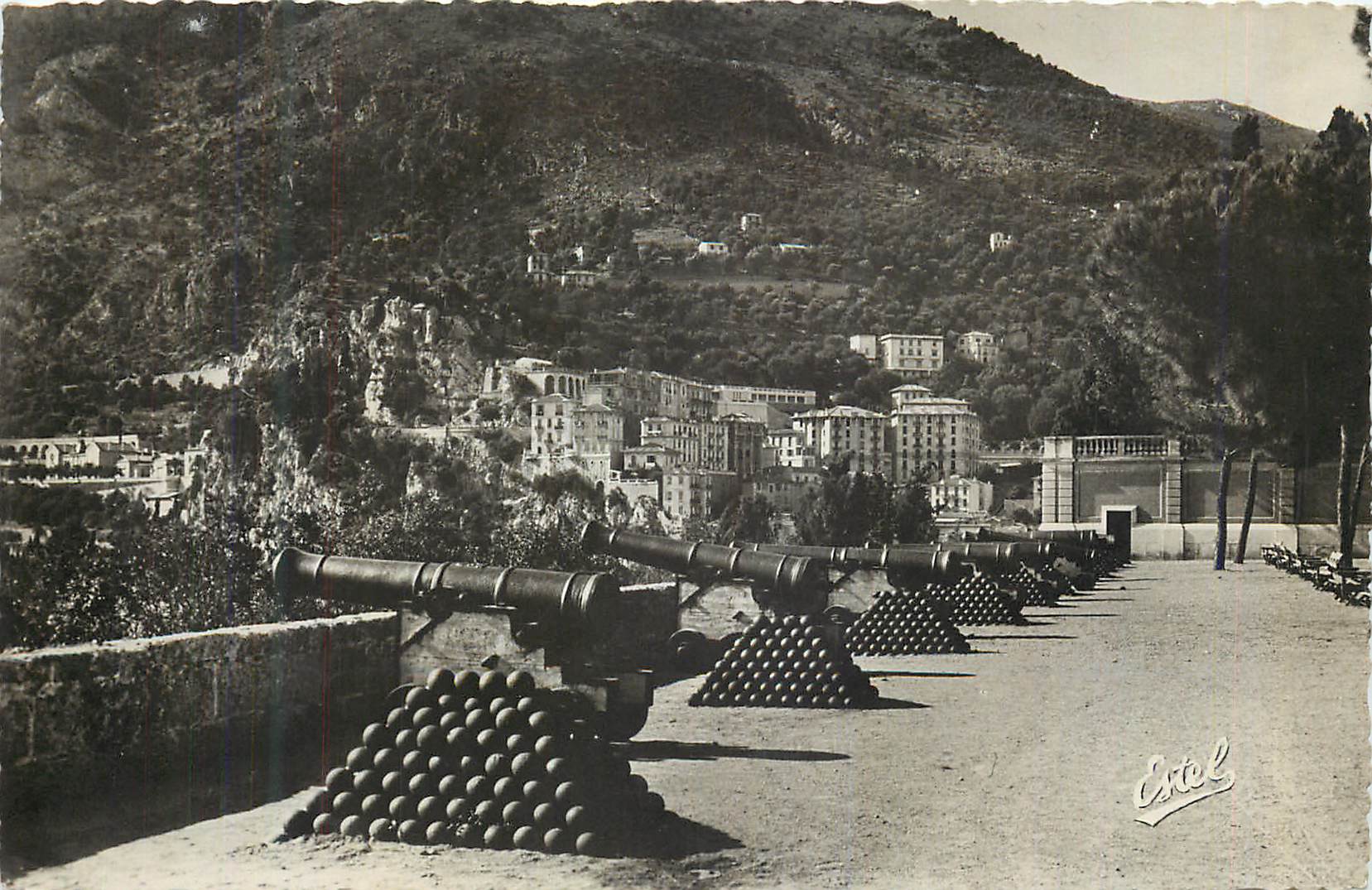 CPM Monaco Place du Palais Les Vieux Canons de Bronze