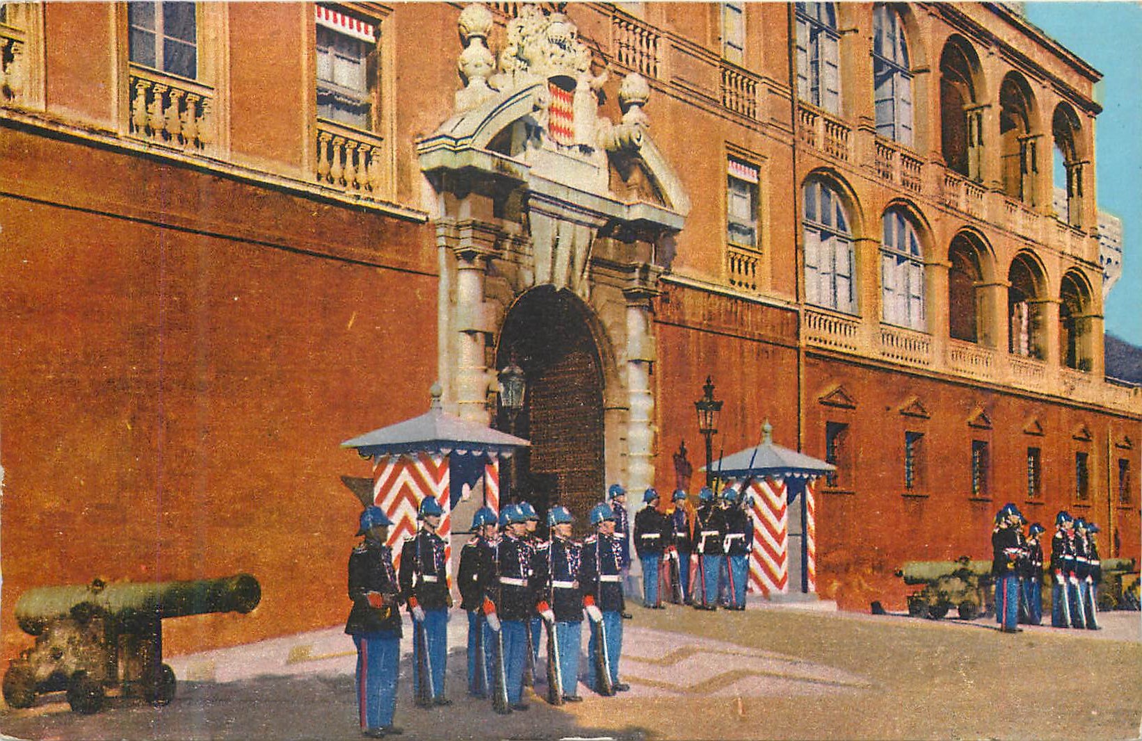CPM Monaco La Rileve de la Garde devant l'entree du Palais du Prince Militaria
