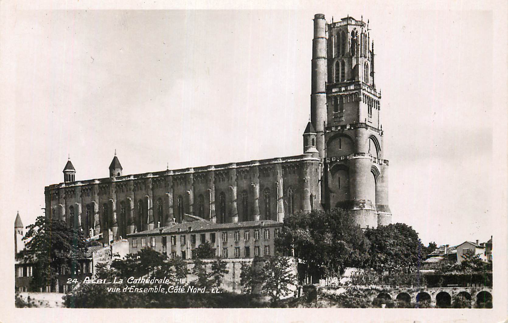 CPM Albi La Cathedrale Vue d'Ensemble Cote Nord