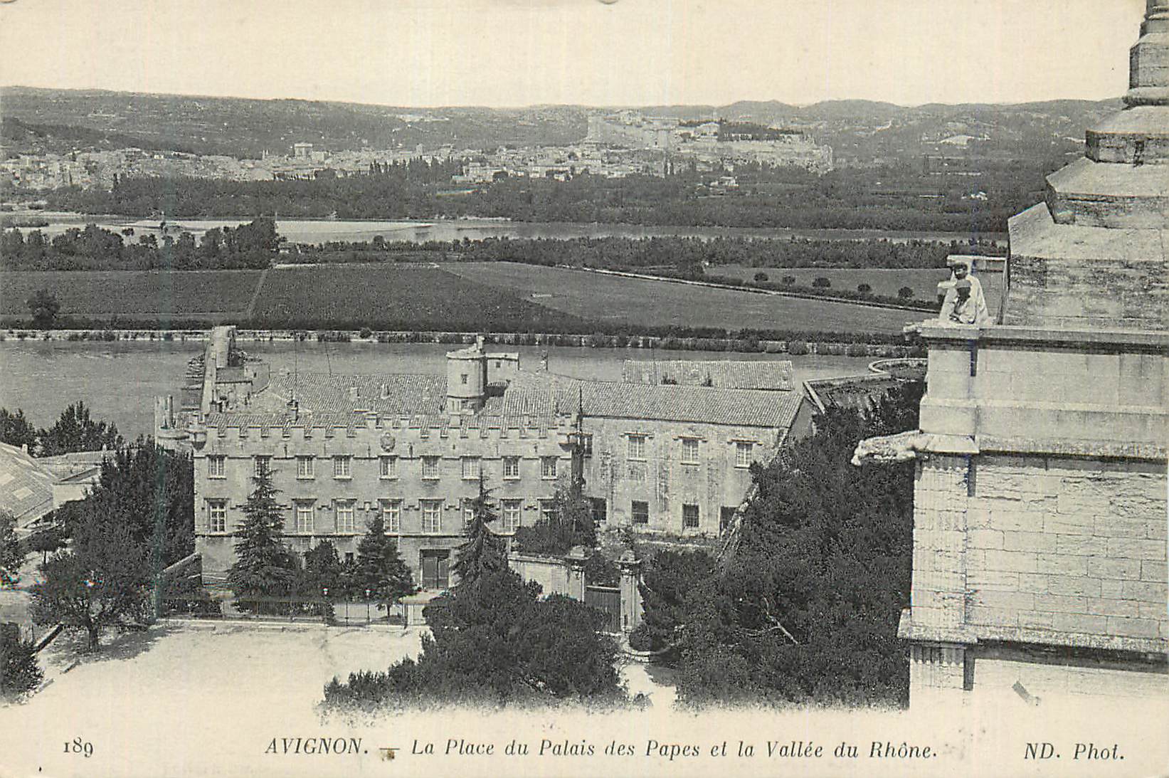 Avignon — Die Place des Palais des Papes und die Rhône-Tal — ND. Phot.