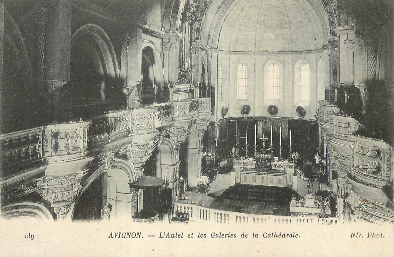 CPA Avignon L'Autel et les Galeries de la Cathedrale