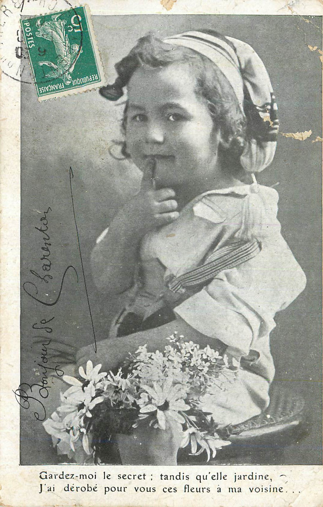 CPA Gardez moi le Secret Tandis qu'ellle Jardine J'ai derobe pour vous ces fleurs a ma Voisine