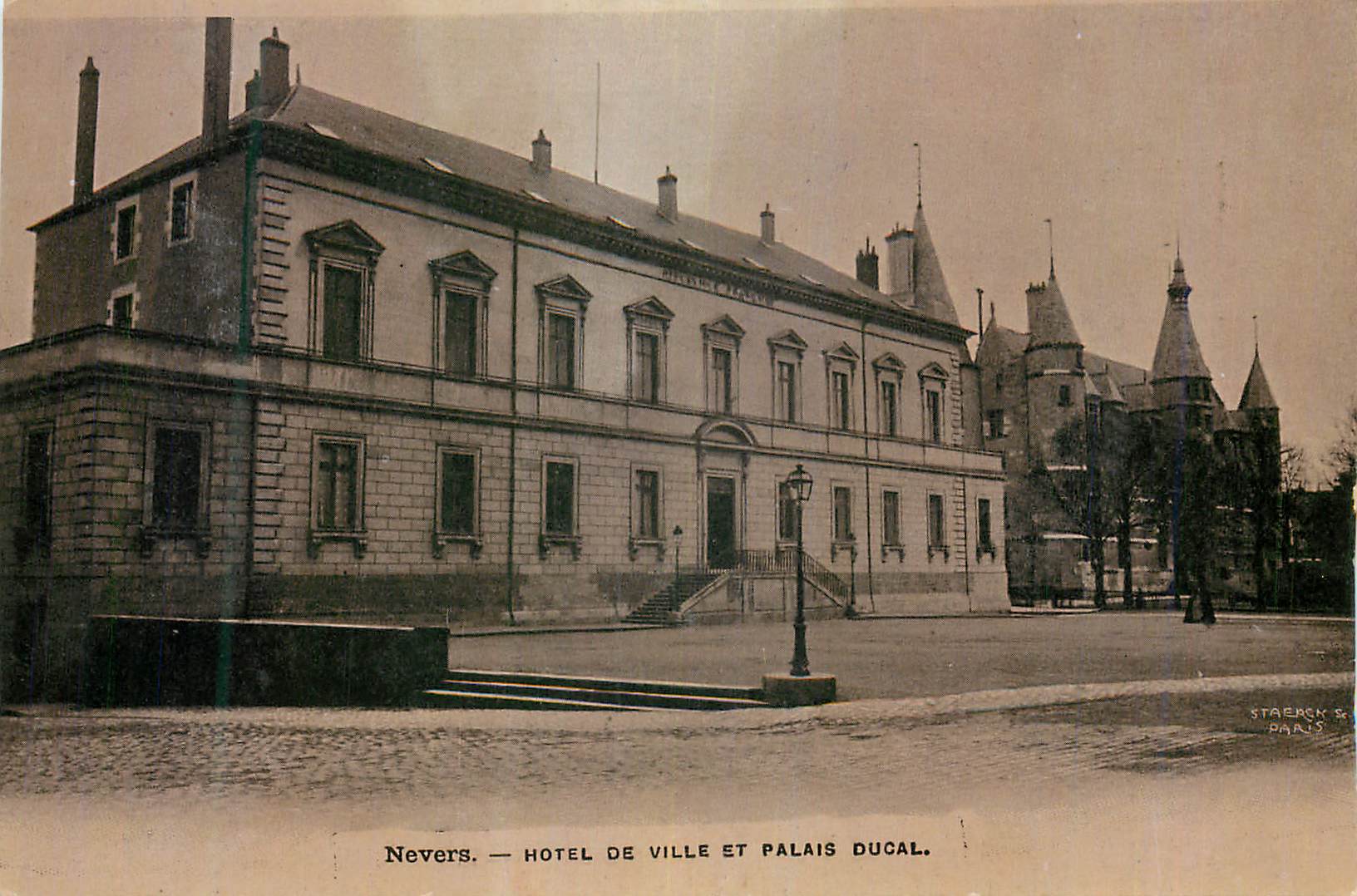 Nevers — Rathaus und Ducal Palace — Staerck & Daals