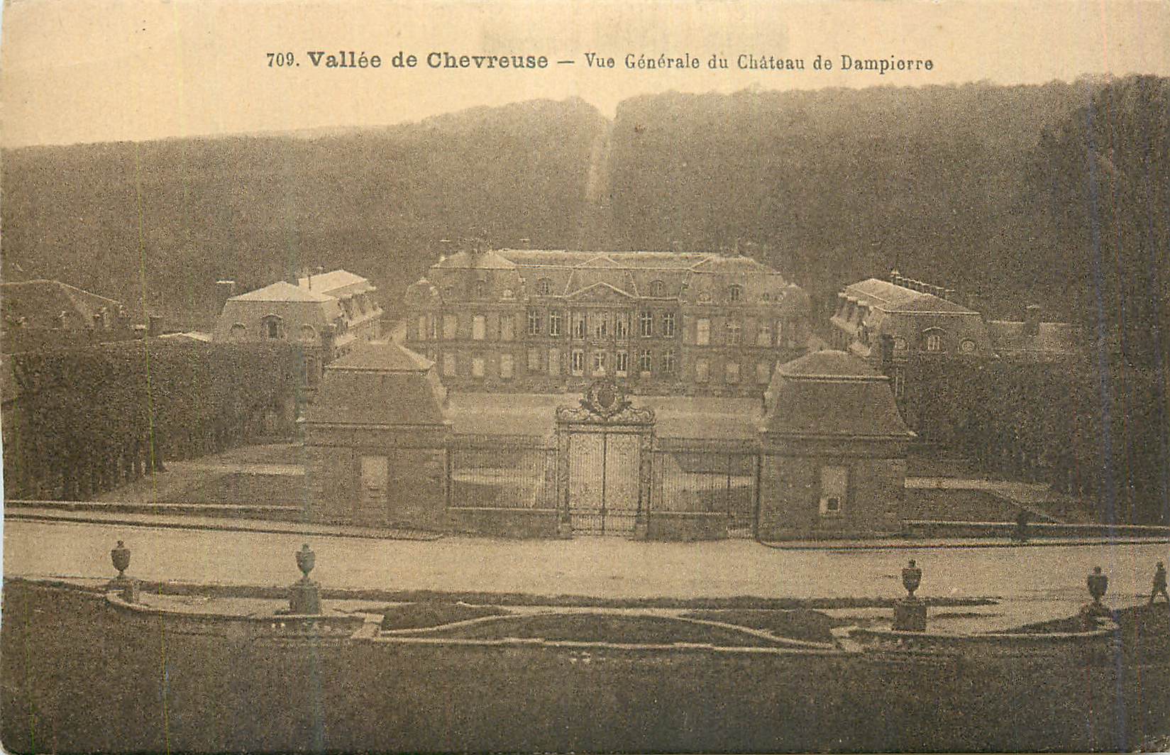 Vallée de Chevreuse — Vue Générale du Château de Dampierre