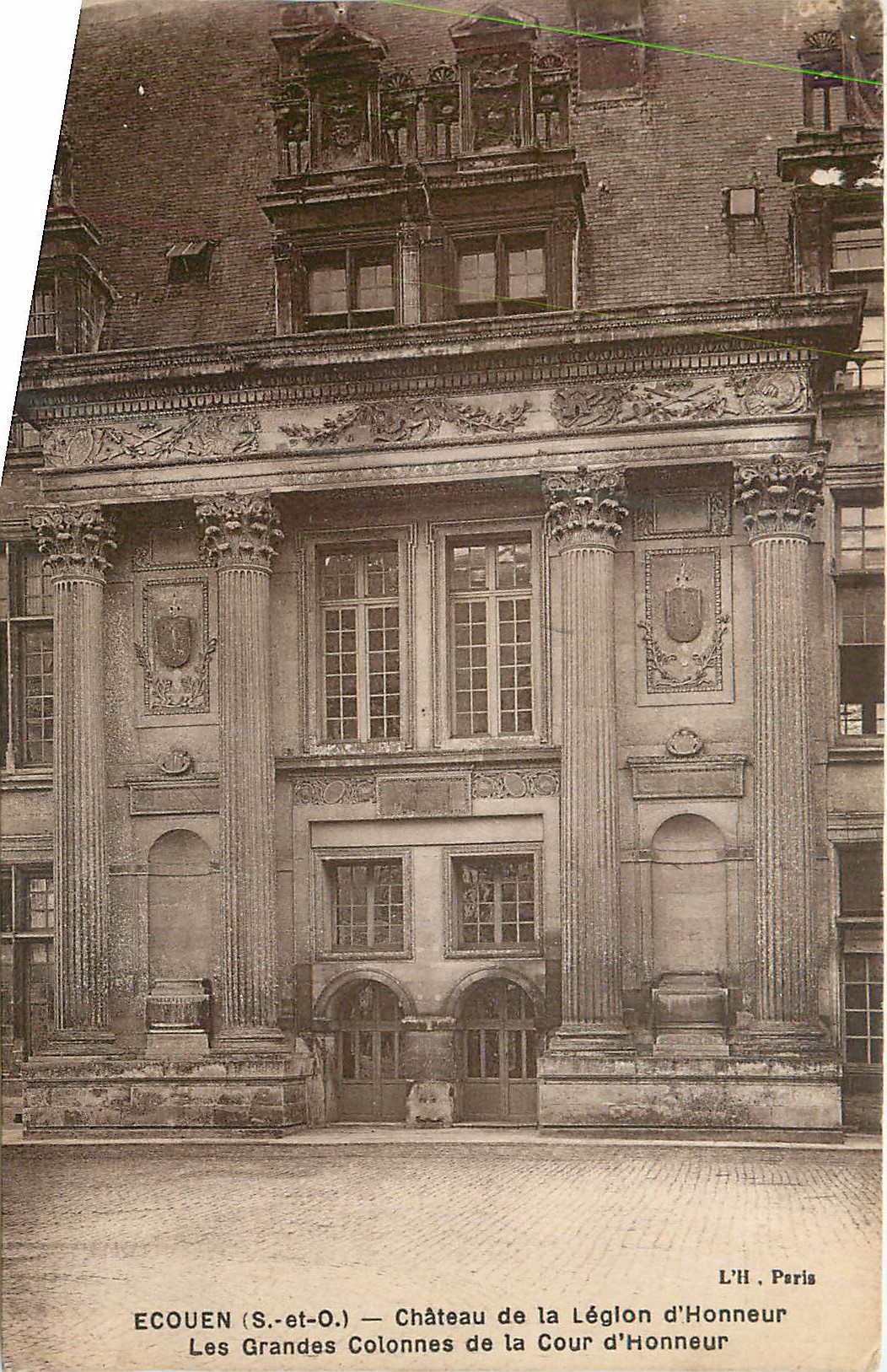 CPA Ecouen (S et O) Chateau de la Legion d'Honneur Les Grandes Colonnes de la Cour d'Honneur