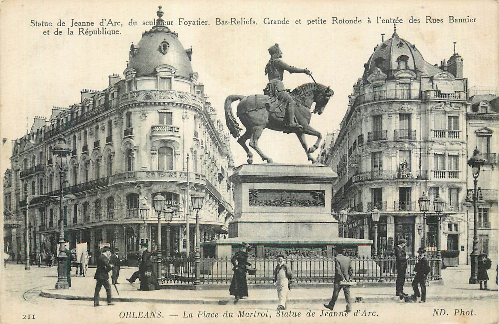 CPA Orleans Place du Martroi Statue de Jeanne d'Arc