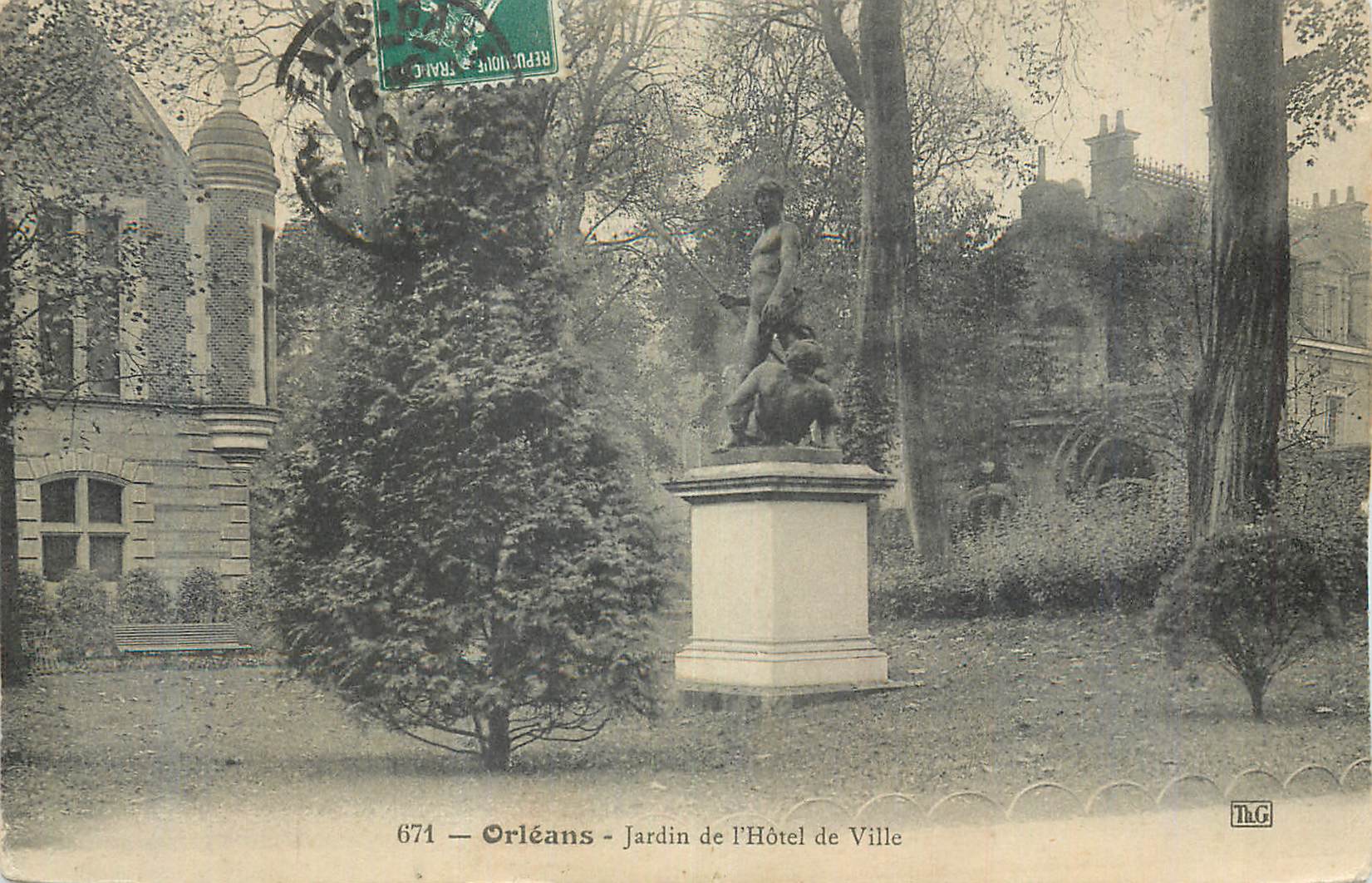 CPA Orleans Jardin de l'Hotel de Ville