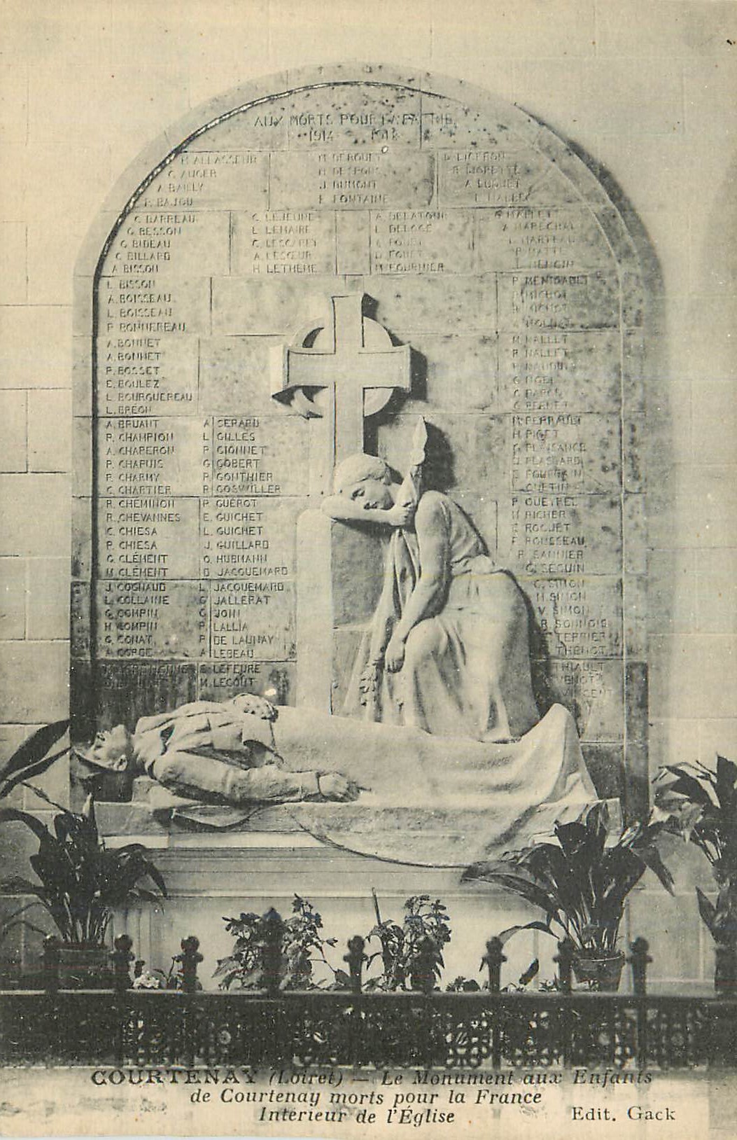 CPA Courtenay (Loiret) Le Monument aux Enfants de Courtenay morts pour la France