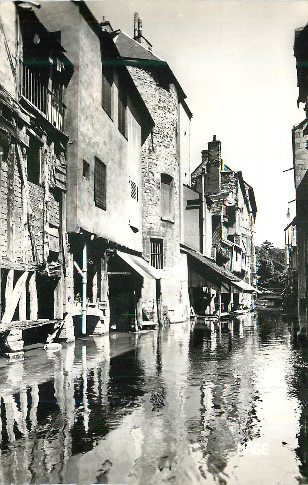 CPM Montargis (Loiret) Rue sur l'Eau