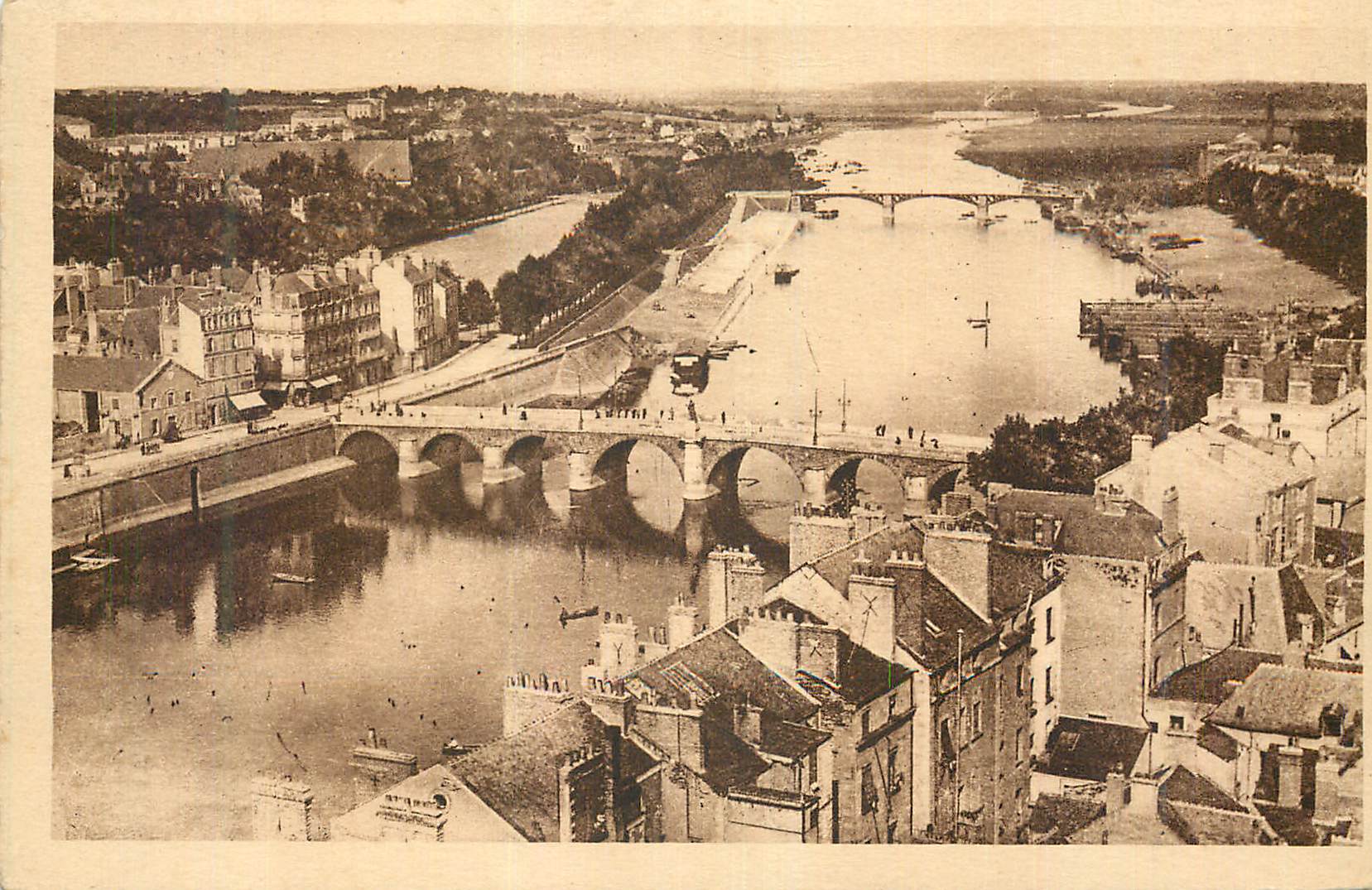 CPA Angers Vue sur la Maine prise du Chateau