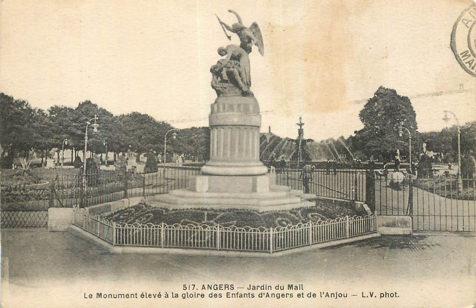 CPA Angers Jardin du Mail Le Monument eleve a la Gloire des Enfants d'Angers et de l'Anjou