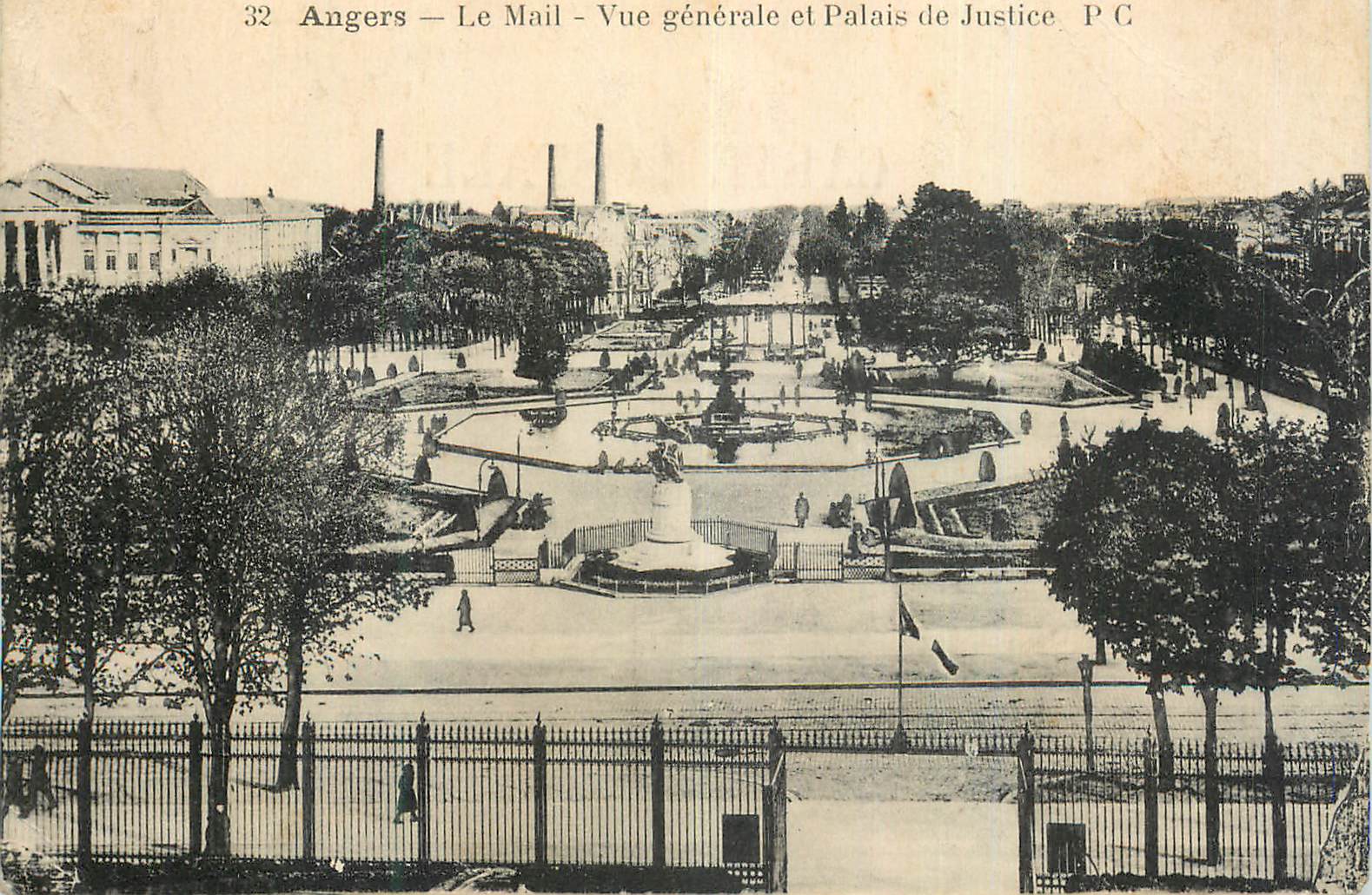 CPA Angers Le Mail Vue Generale et Palais de Justice