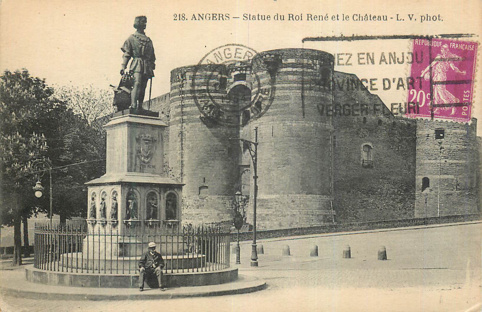 CPA Angers Statue du Roi Rene et le Chateau