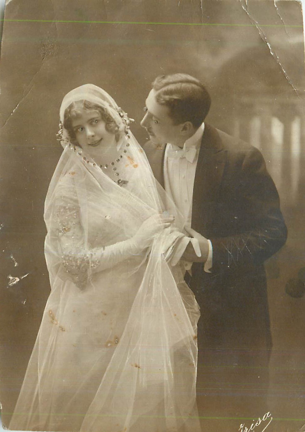 Nouveau mariage — couple en tenue de noces — studio Irisa