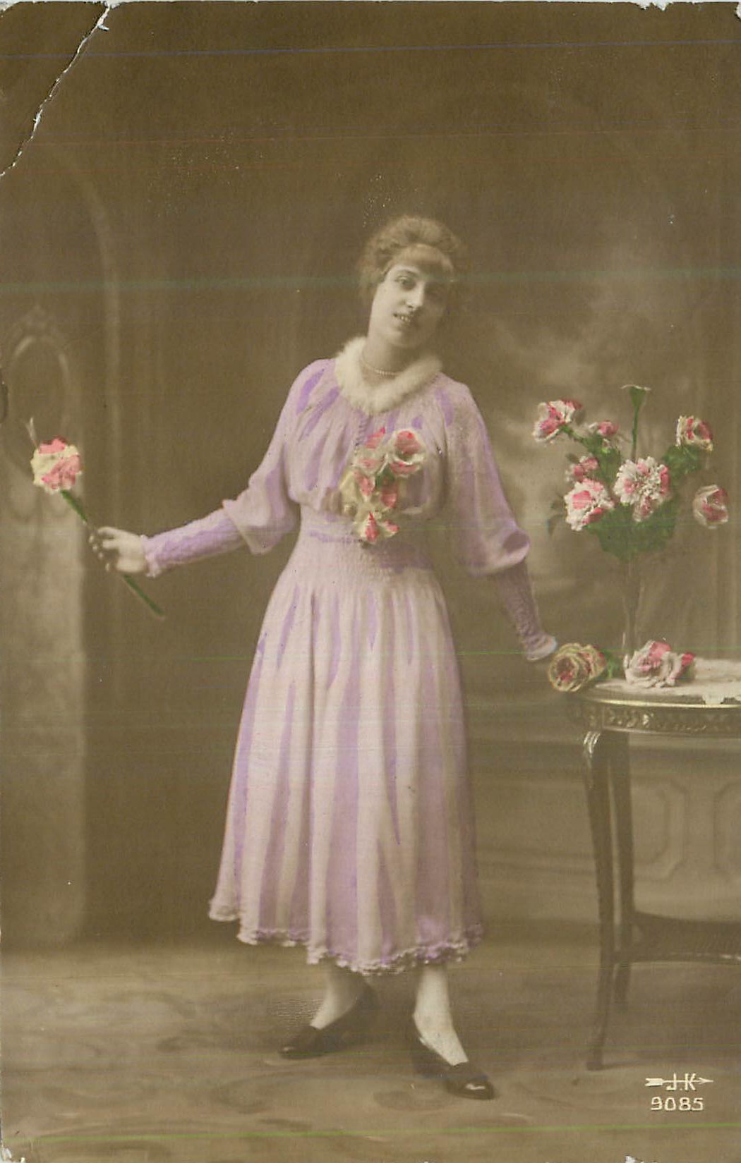 Jeune femme en robe lilas — studio — J.K. n° 9085