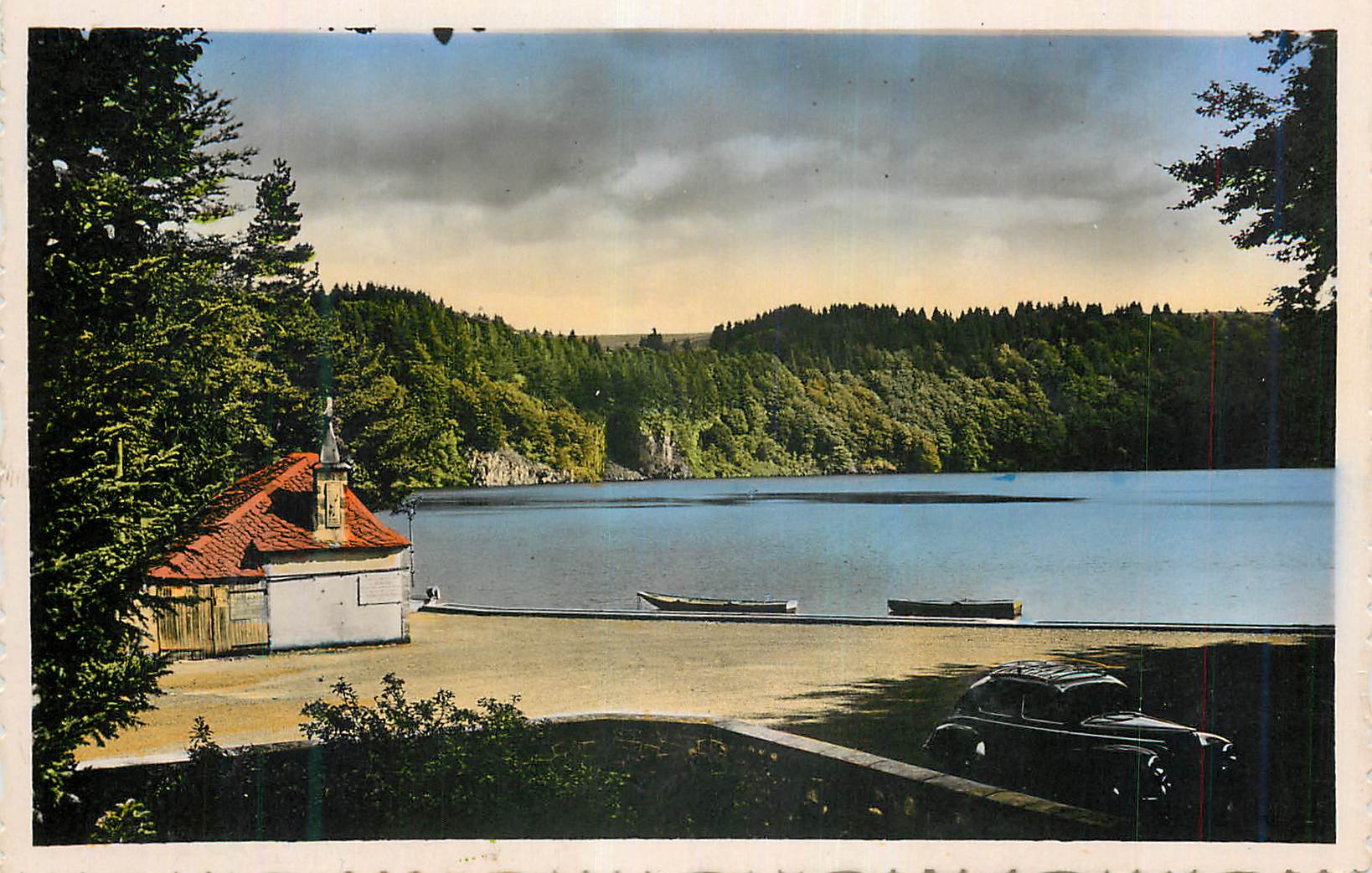 CPM L'Auvergne Le Lac Pavin Le plus beau des Lacs de Crotere d'Auvergne Alt 1197 m