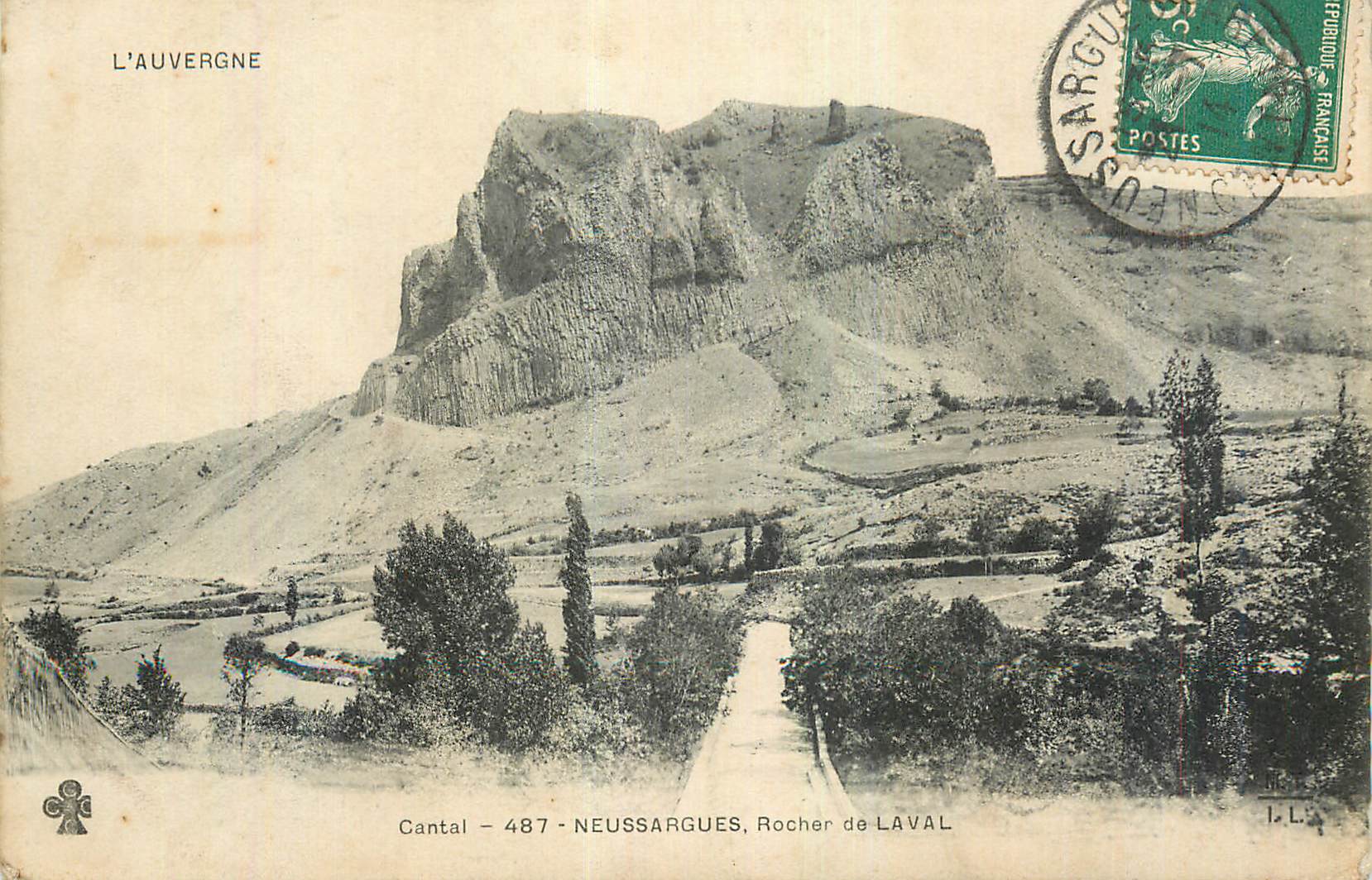 CPA Cantal L'Auvergne Neussargues Rocher de Laval