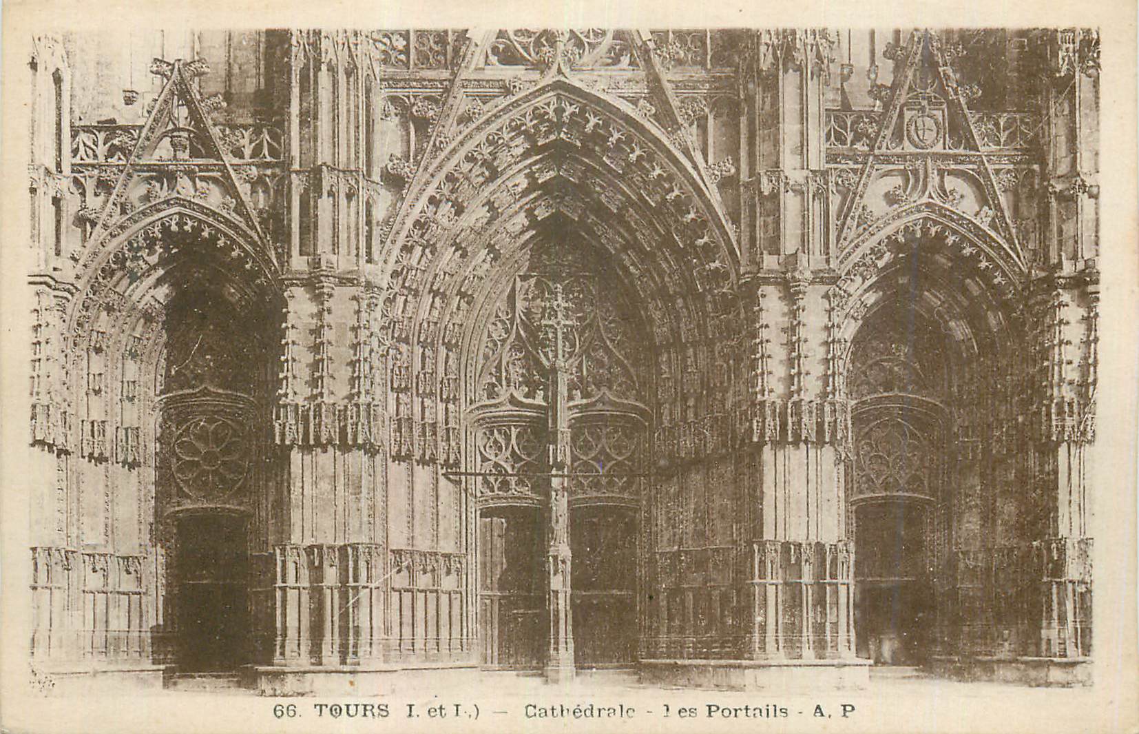 CPA Tours (I et L) Cathedrale Les Portails