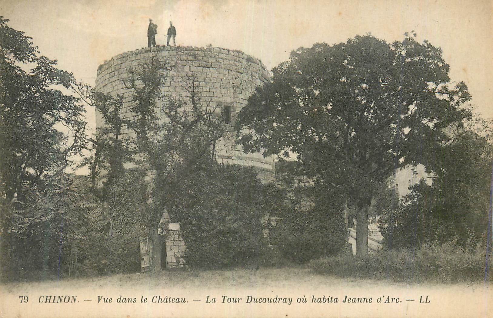 CPA Chinon Vue dans le Chateau La tour Ducoudray ou Habita Jeanne d'Arc