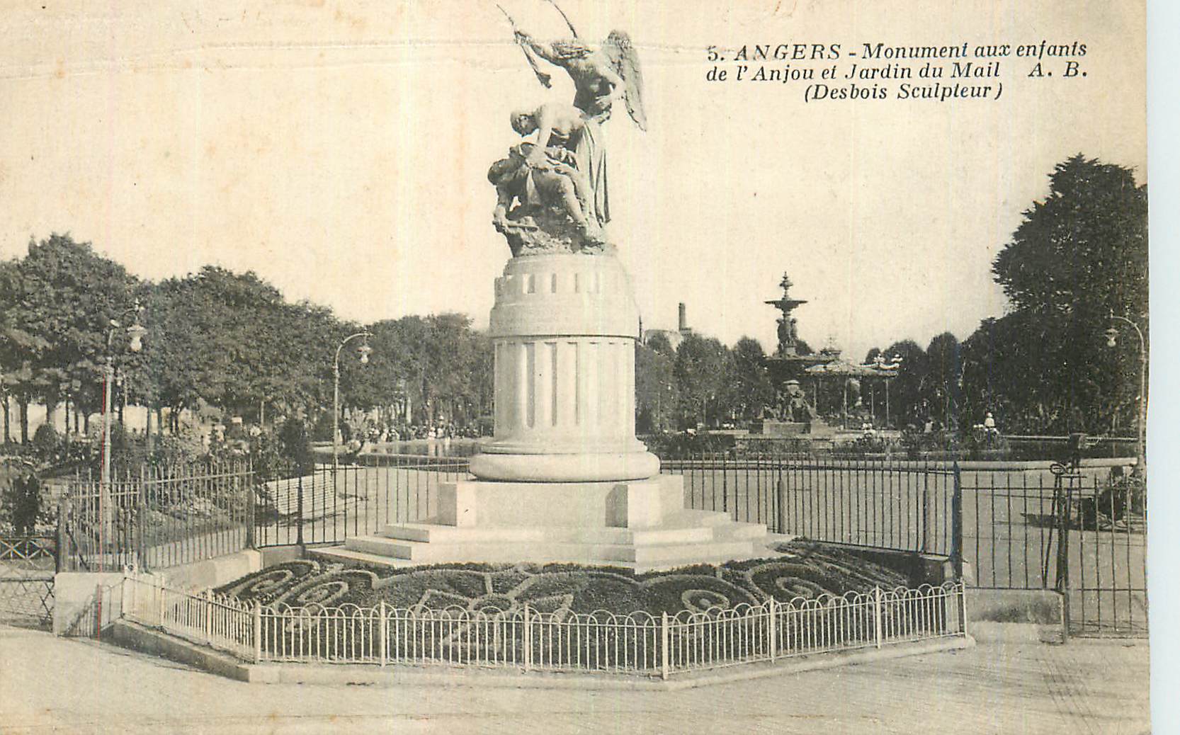CPA Angers Monument aux Enfants de l'Anjou et Jardin du Mail