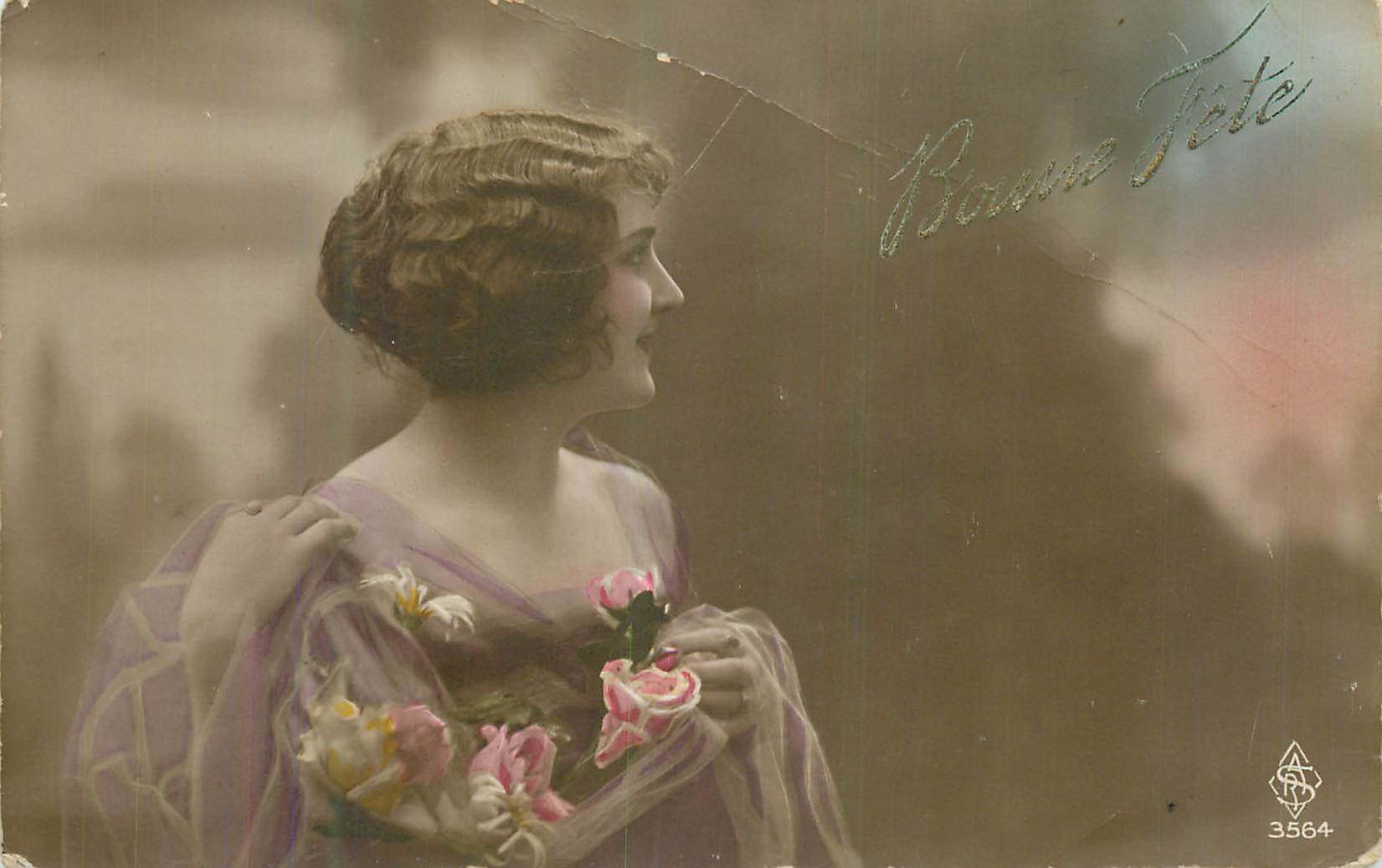 Femme en robe violette tenant un bouquet — Bonne Fête 3564 — S.A. S. (éditeur)