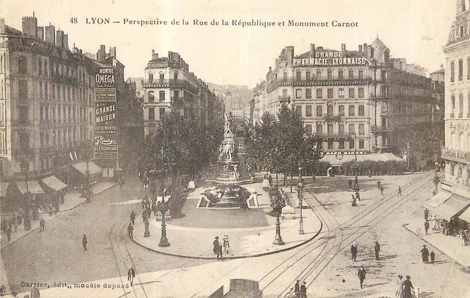 CPA Lyon Perspective de la Rue de la Republique et Monument Carnot