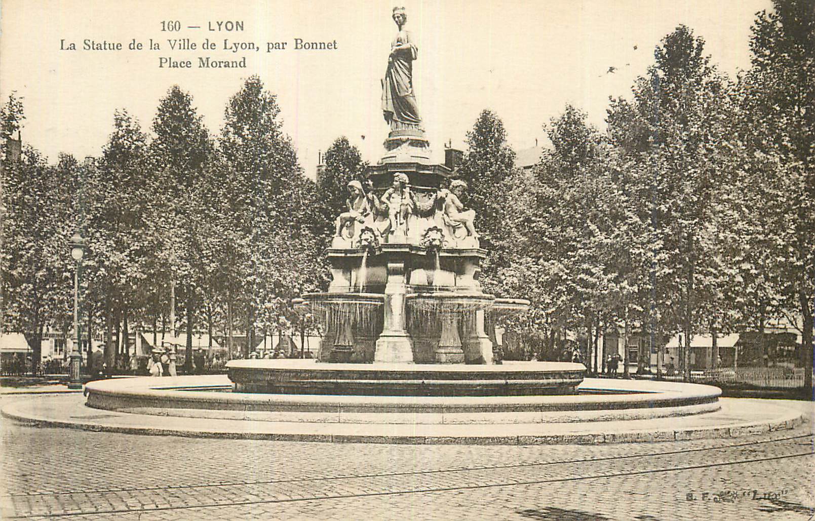 CPA Lyon La Statue de la Ville de Lyon par Bonnet Place Morand