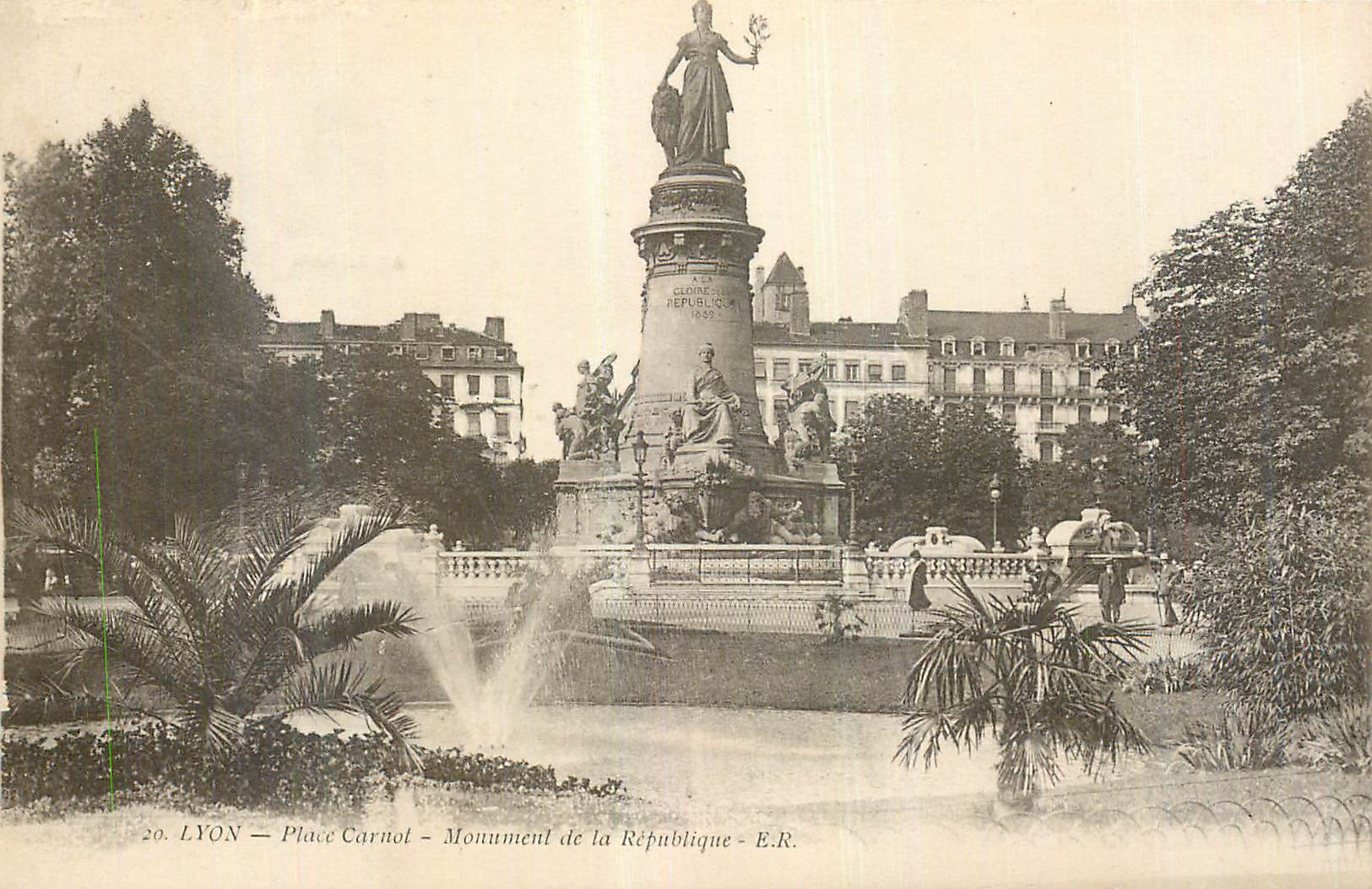 CPA Lyon Place Carnot Le Monument de la Republique