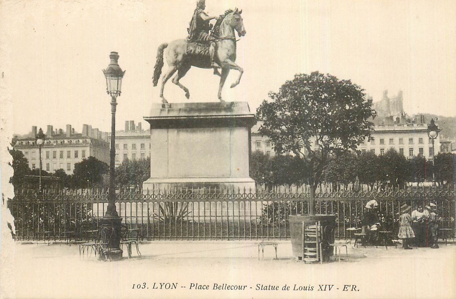 CPA Lyon Place Bellecour Statue de Louis XIV