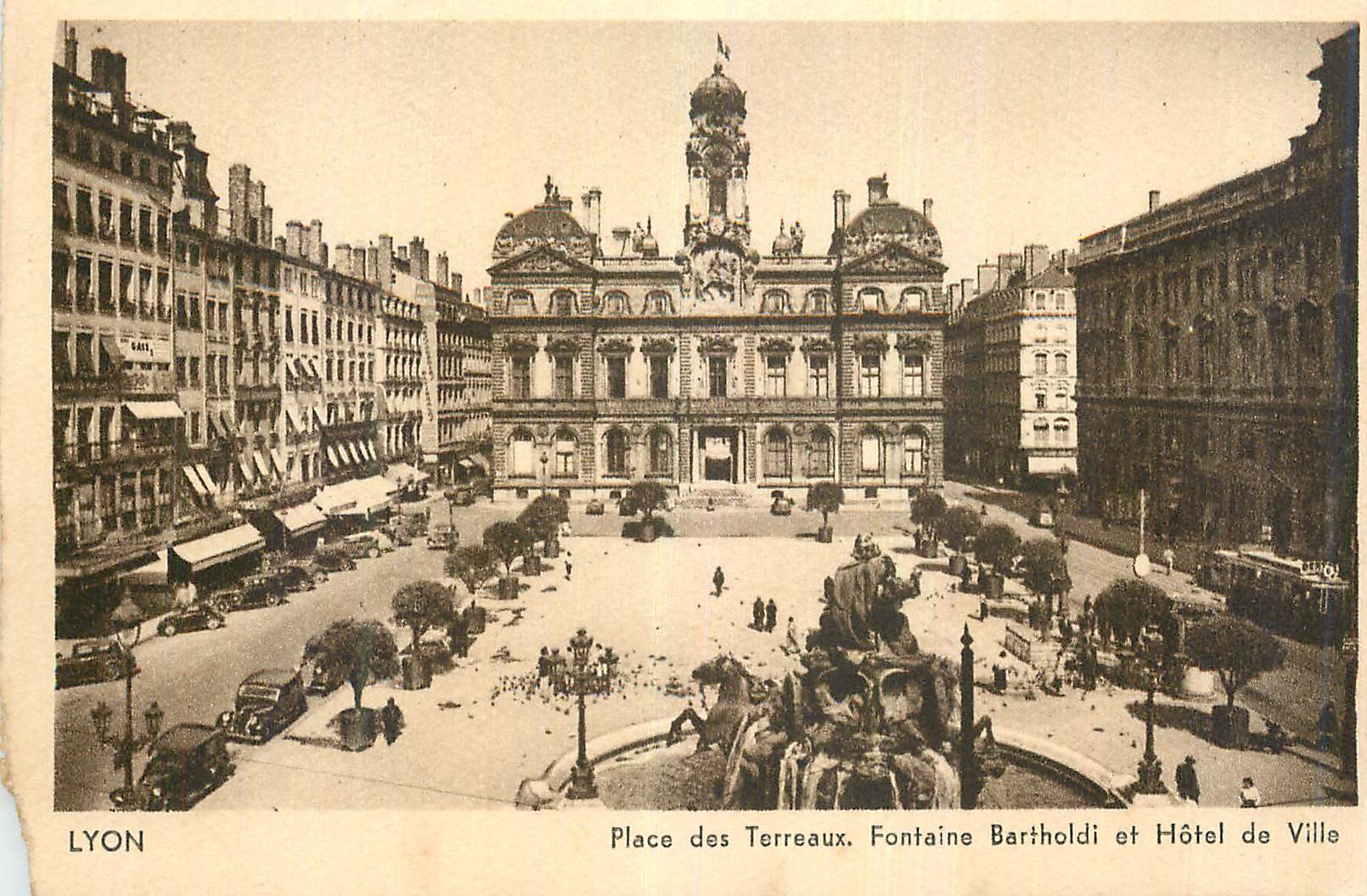 Place des Terreaux — Fontaine Bartholdi et Hôtel de Ville — Lyon