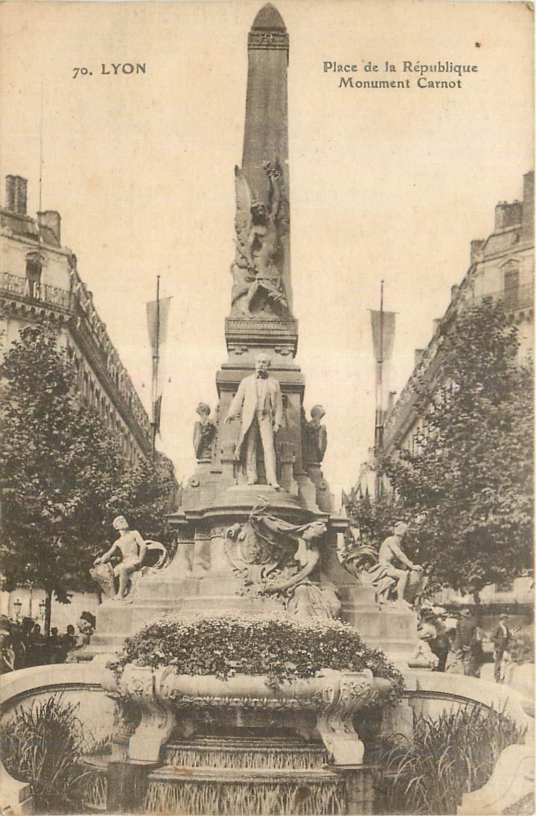 CPA Lyon Place de la Republique Monument Carnot