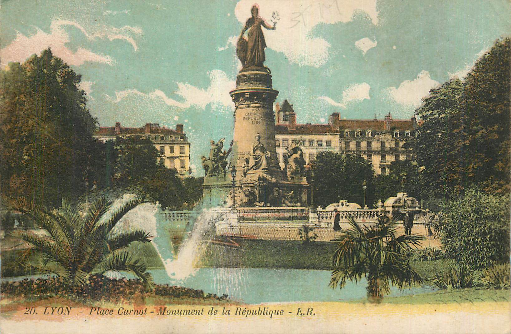 CPA Lyon Place Carnot Le Monument de la Republique