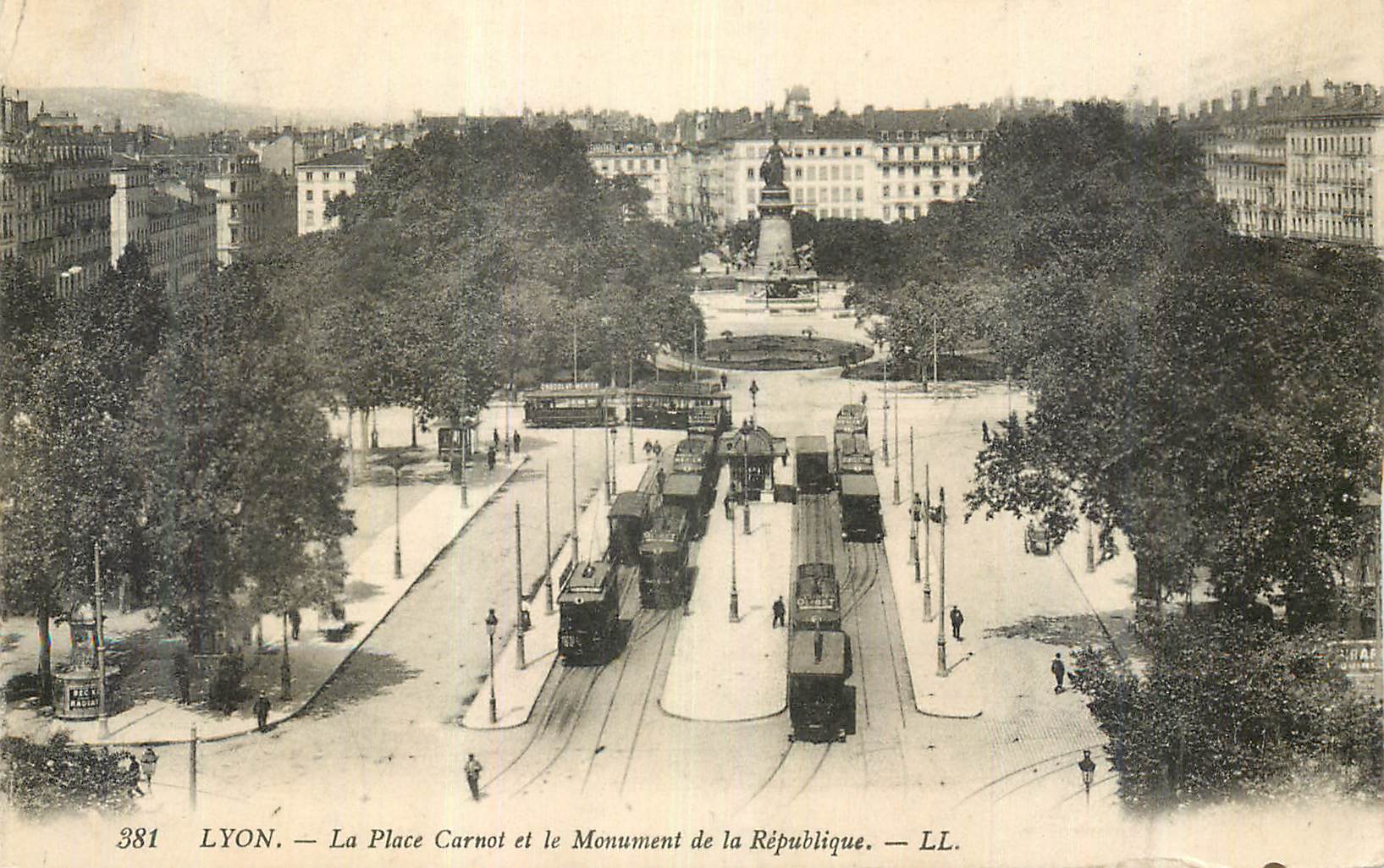 CPA Lyon La Place Carnot et le Monument de la Republique Tramway