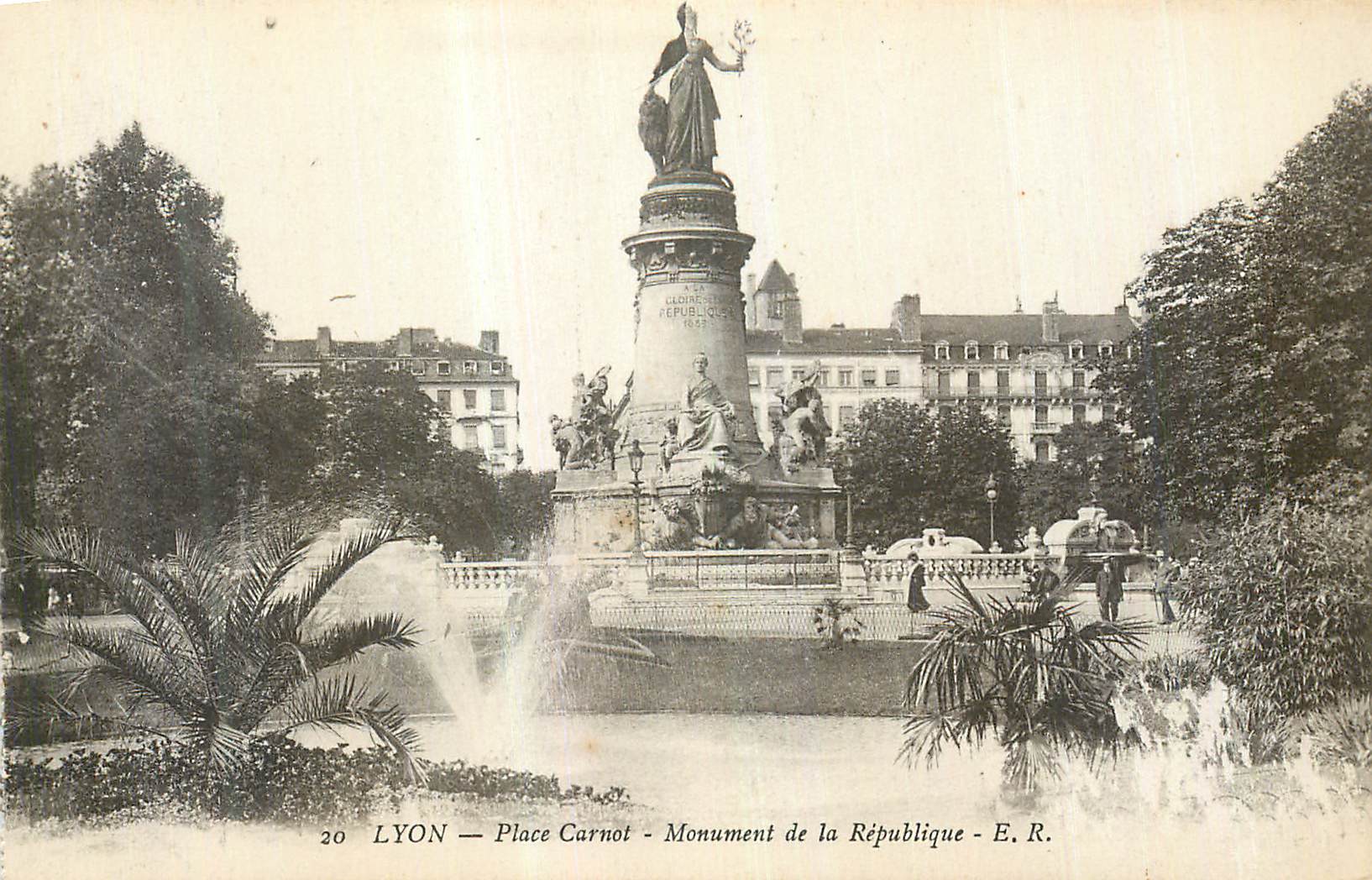 CPA Lyon Place Carnot Le Monument de la Republique