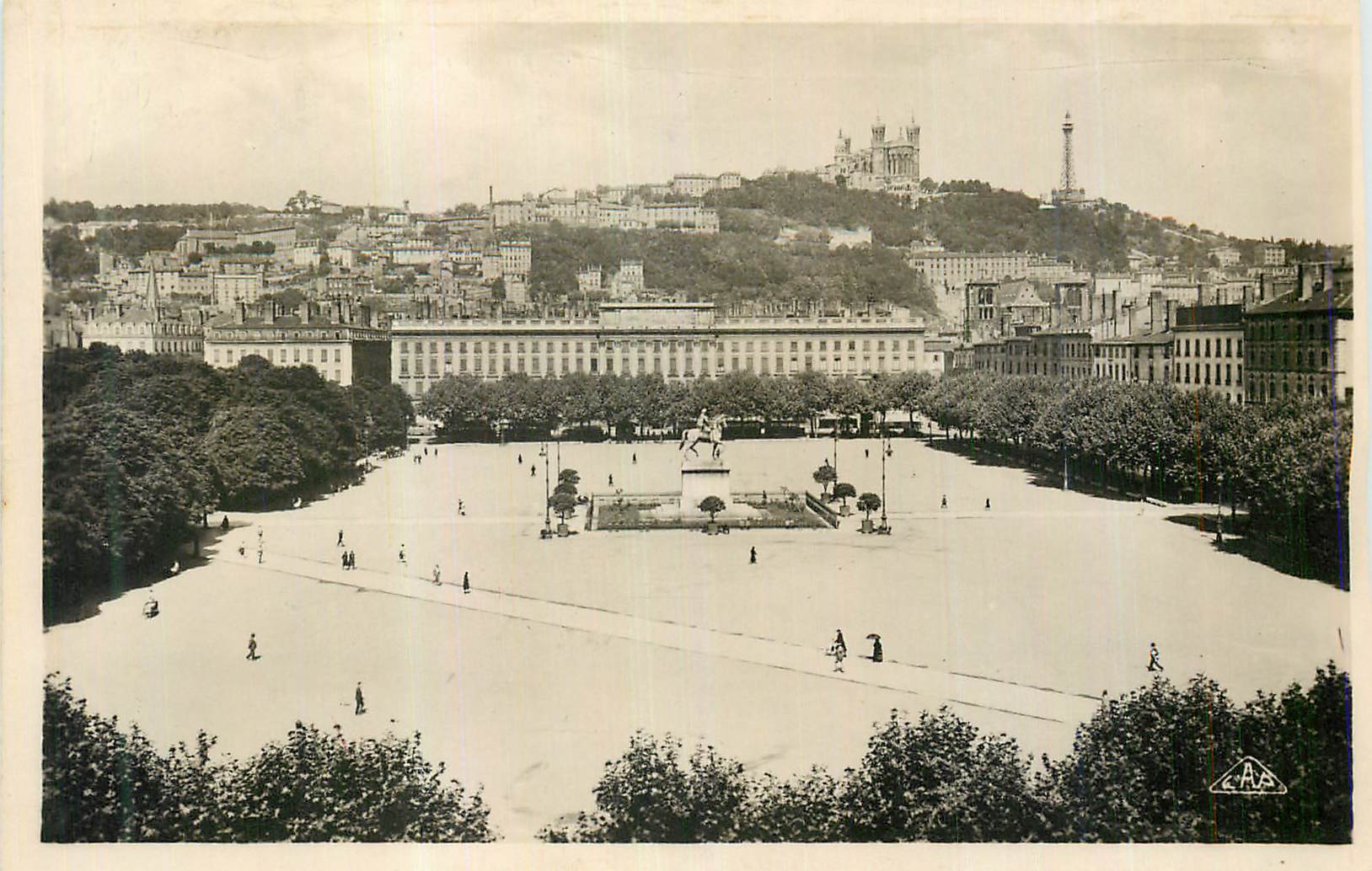 CPM Lyon Place Bellecour et Colline de Fourviere