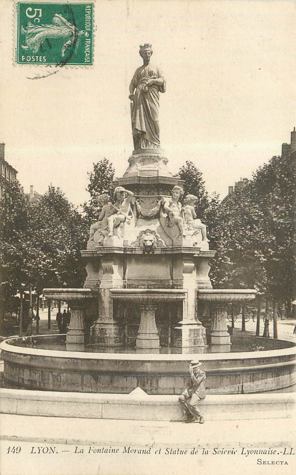 CPA Lyon La Fontaine Morand et Statue de la Saierie Lyonnaise